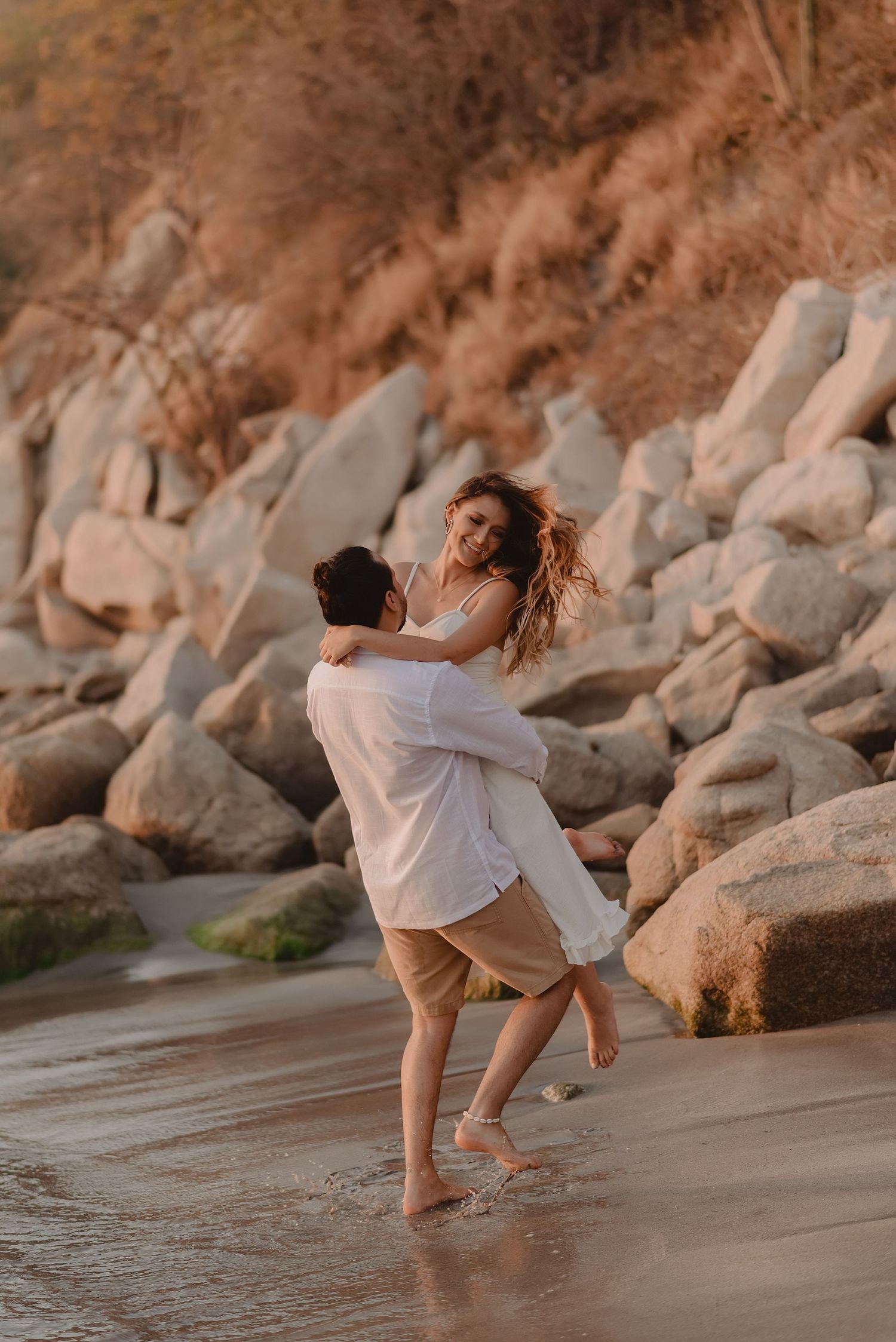 pareja teniendo un buen momento el dia de su sesion pre boda en santa marta