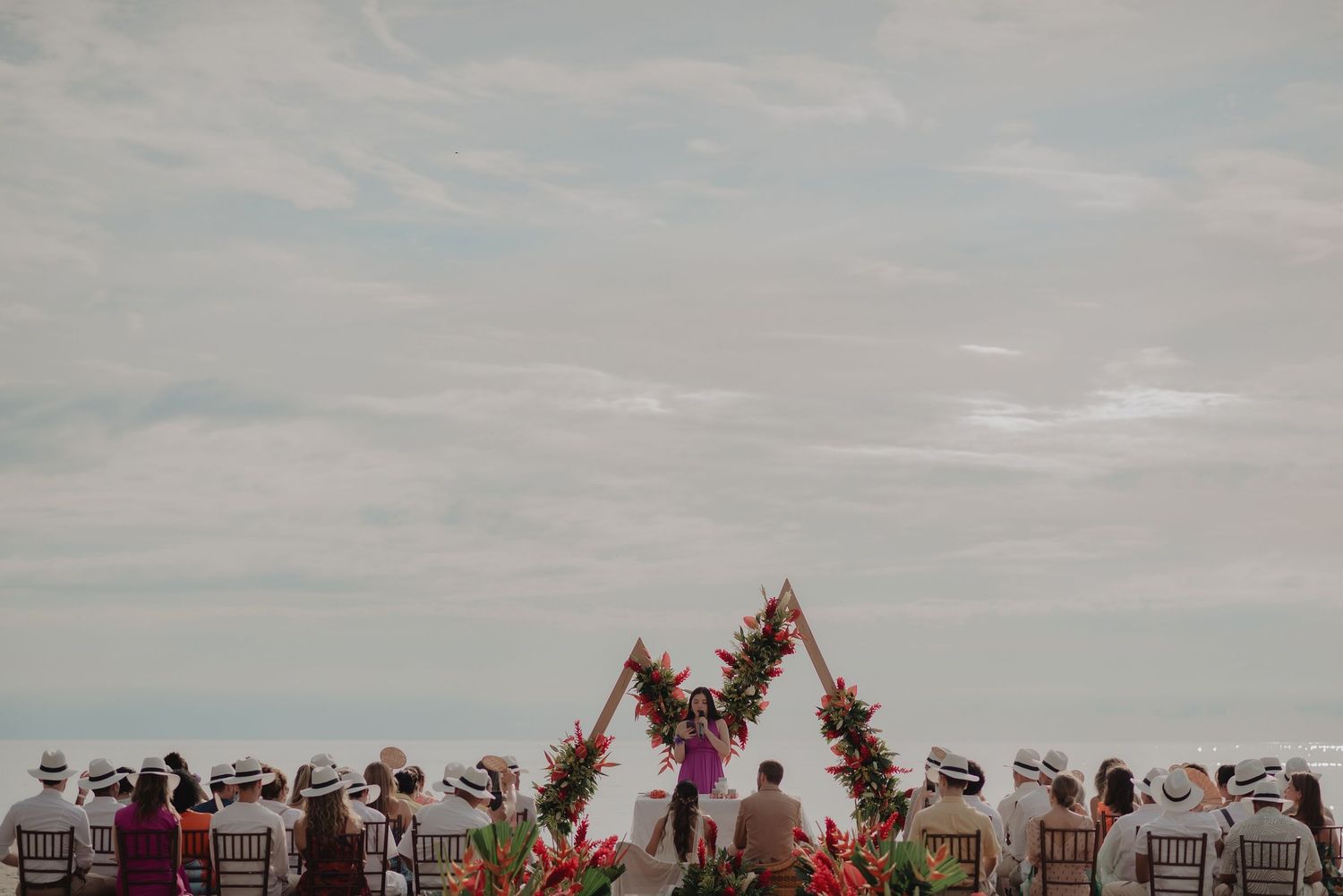 composicion de altar y ceremonia de bodas en casa vela santa marta