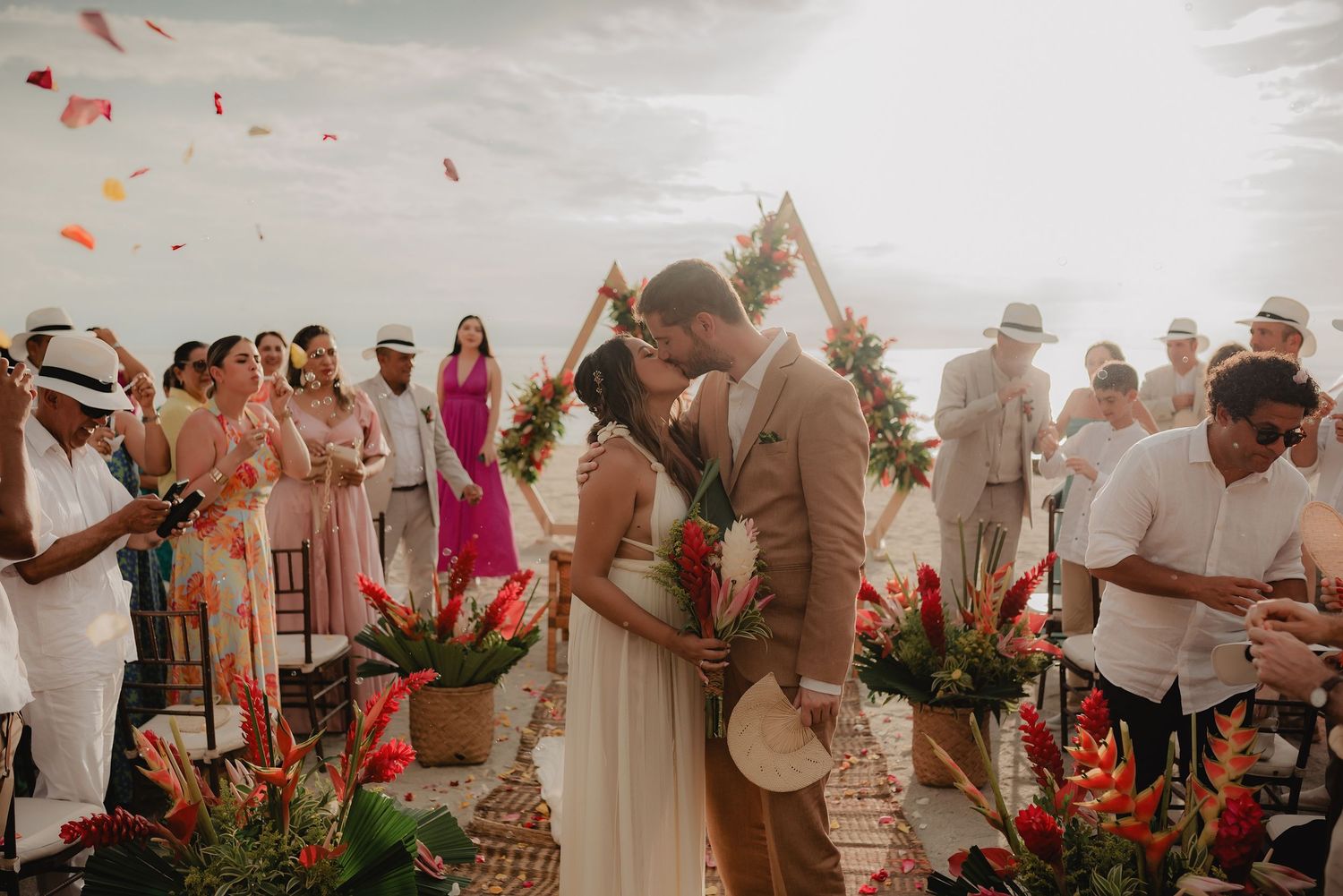 salida y beso de recien casados en santa marta