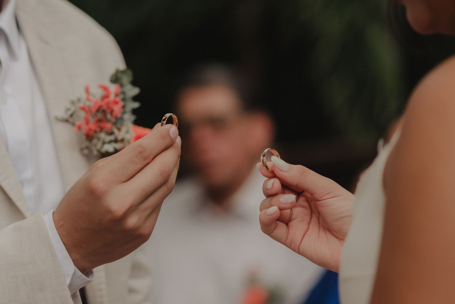 detalle de anillos y manos bodas en santa marta colombia