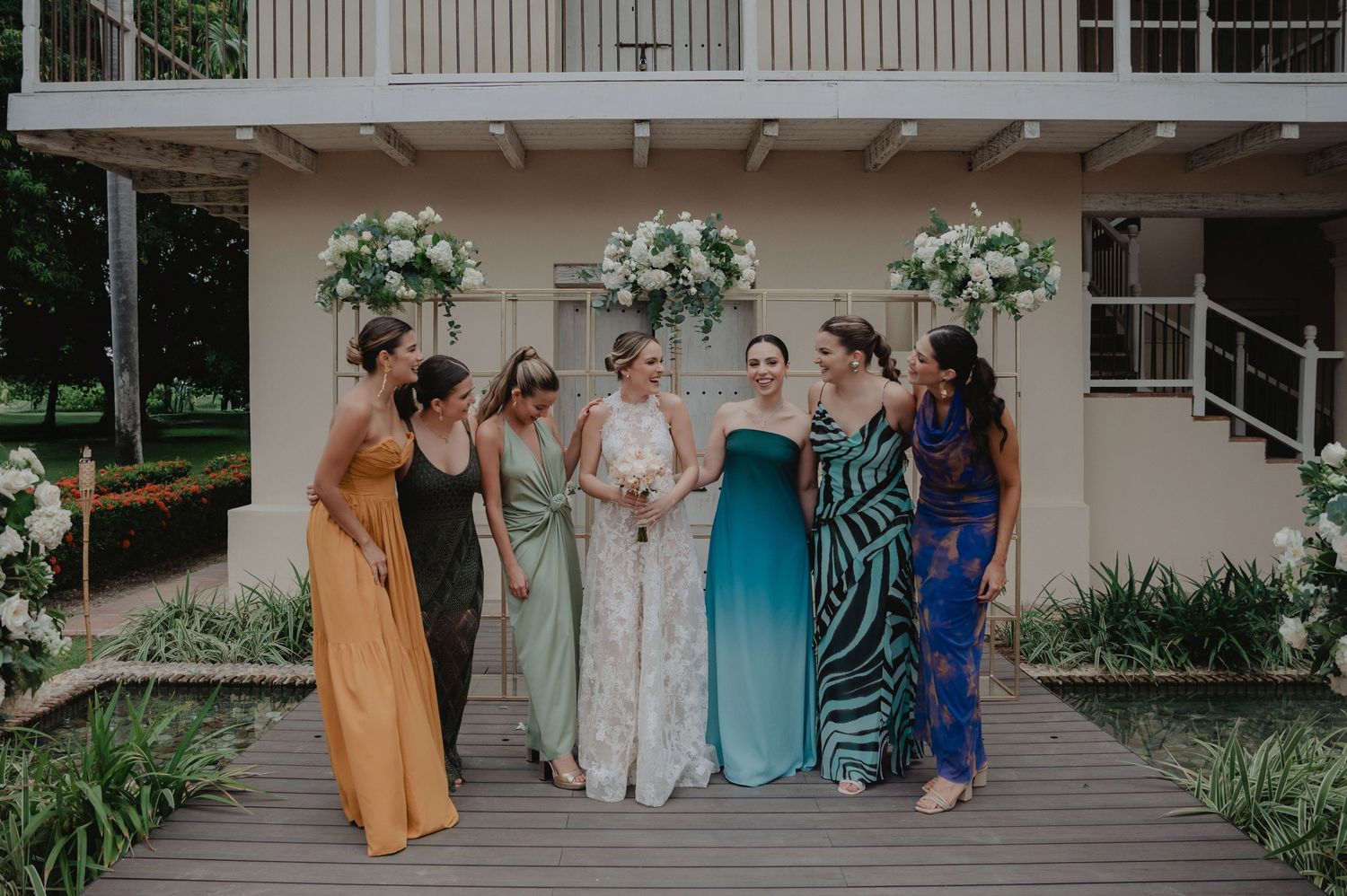 foto de novia con las damas sonriendo
