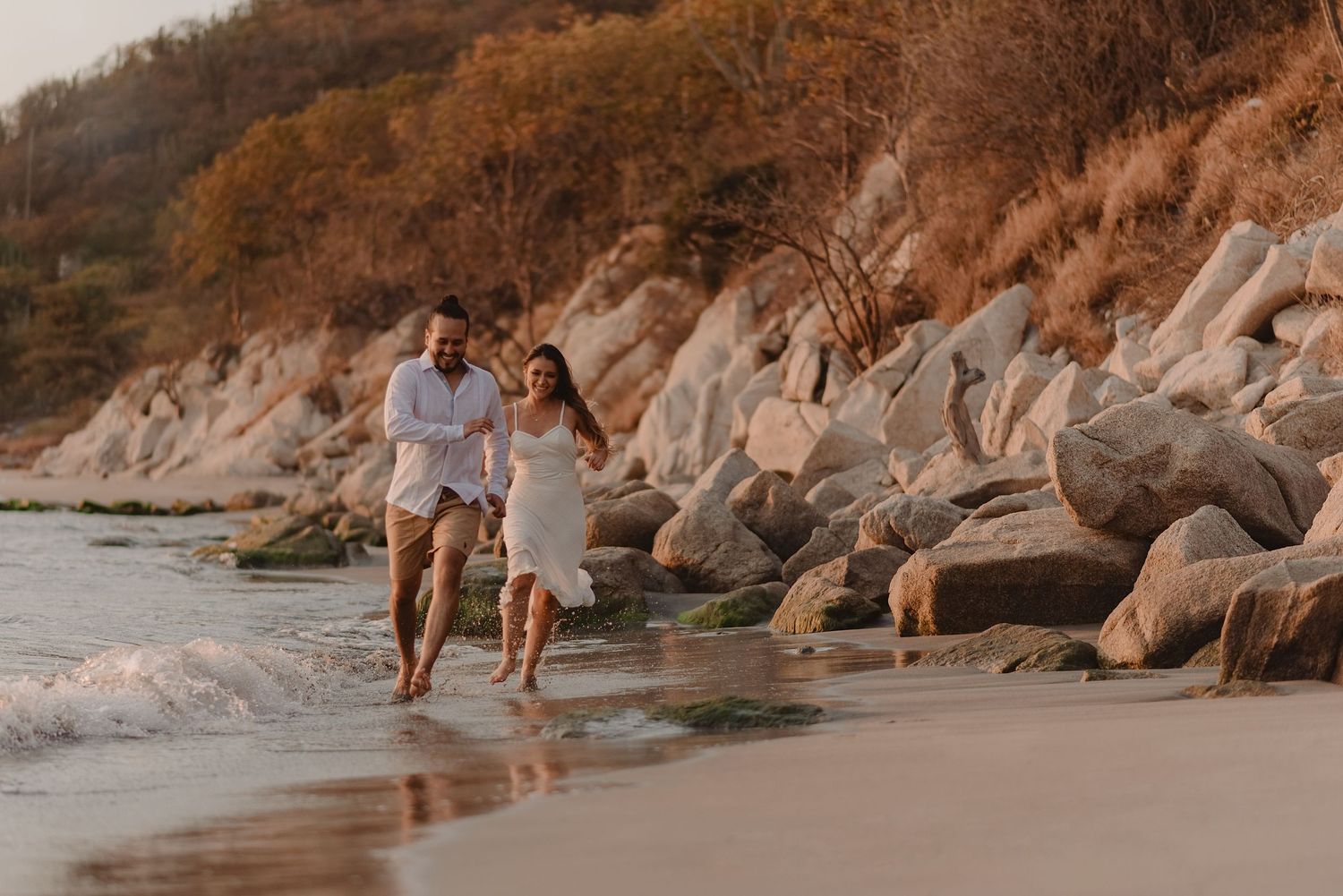 pareja se divierte en playa de santa marta