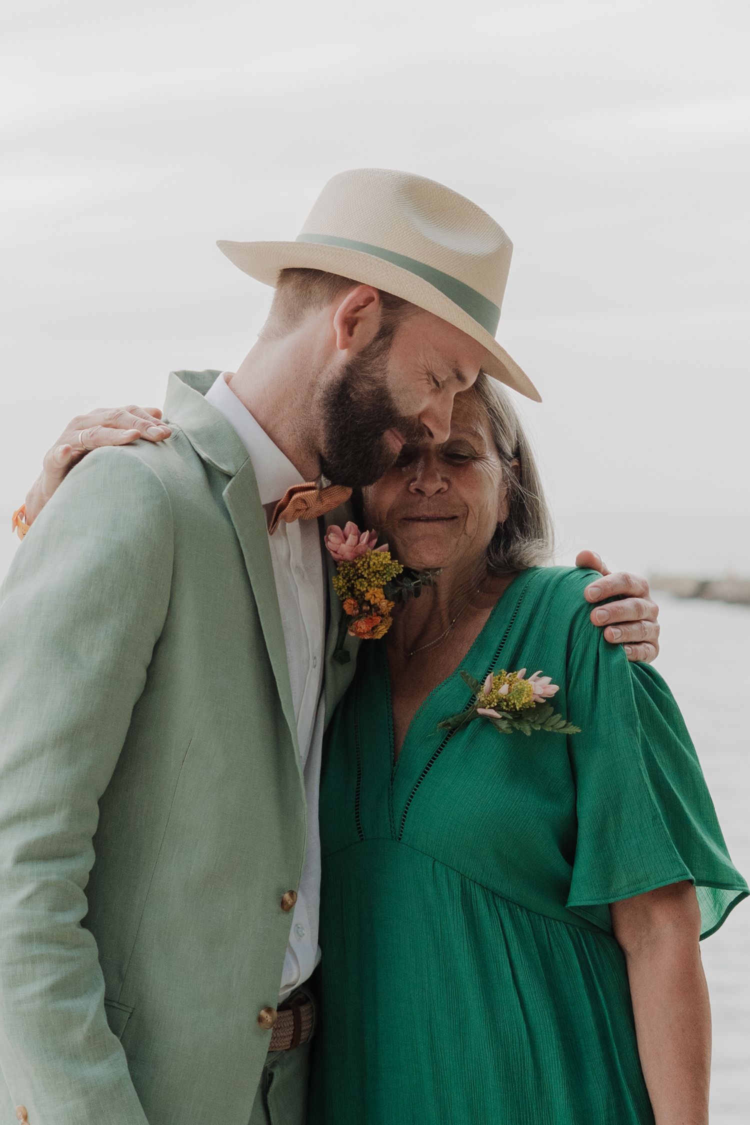 madre e hijo en abrazo intimo previo a boda