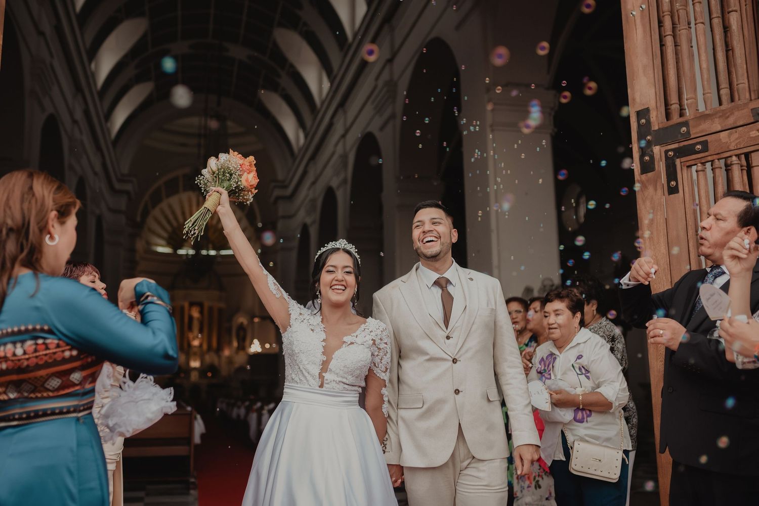 salida de novios entre burbujas y risas en santa marta colombia