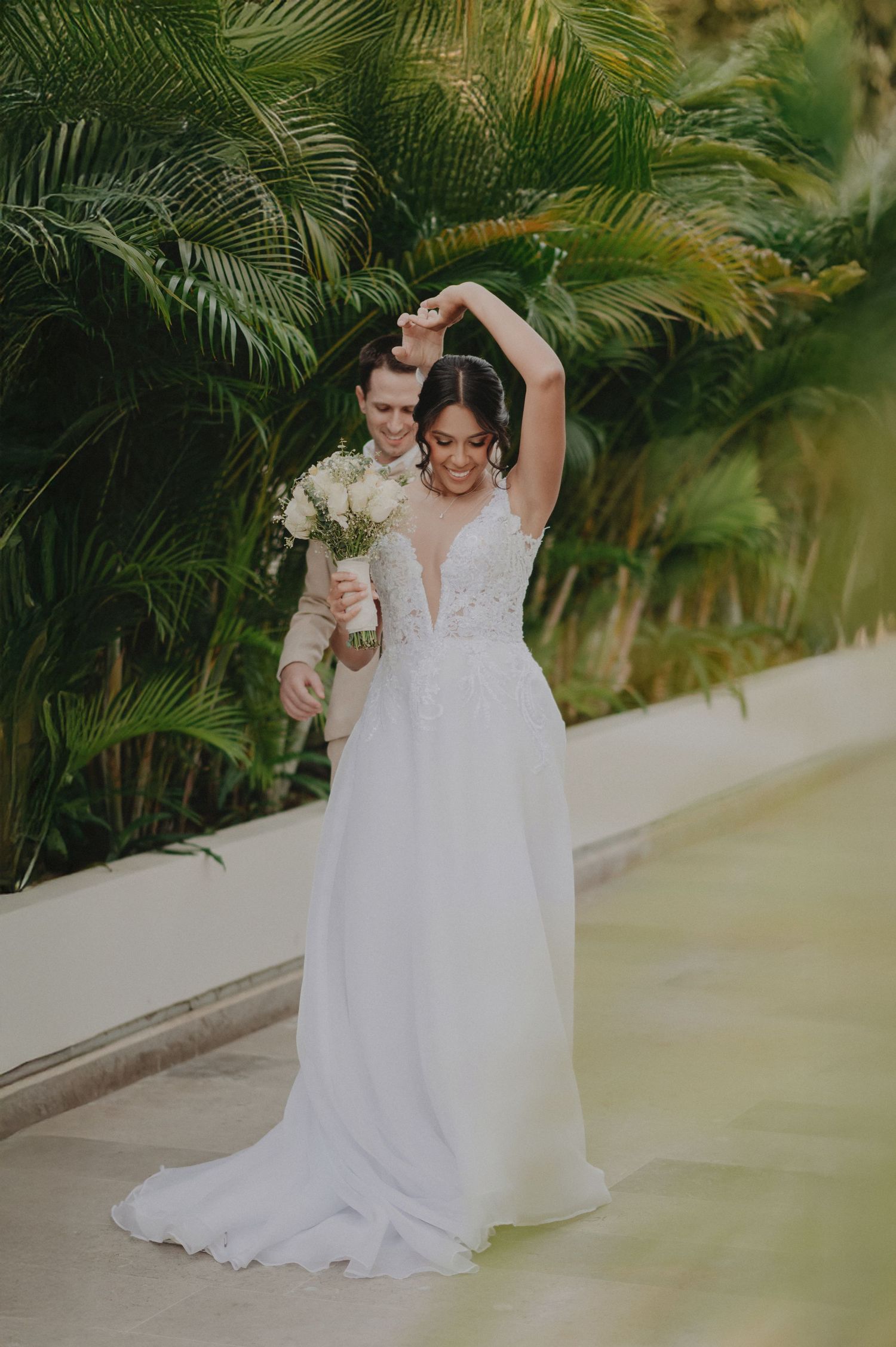 novios bailan previo a su boda