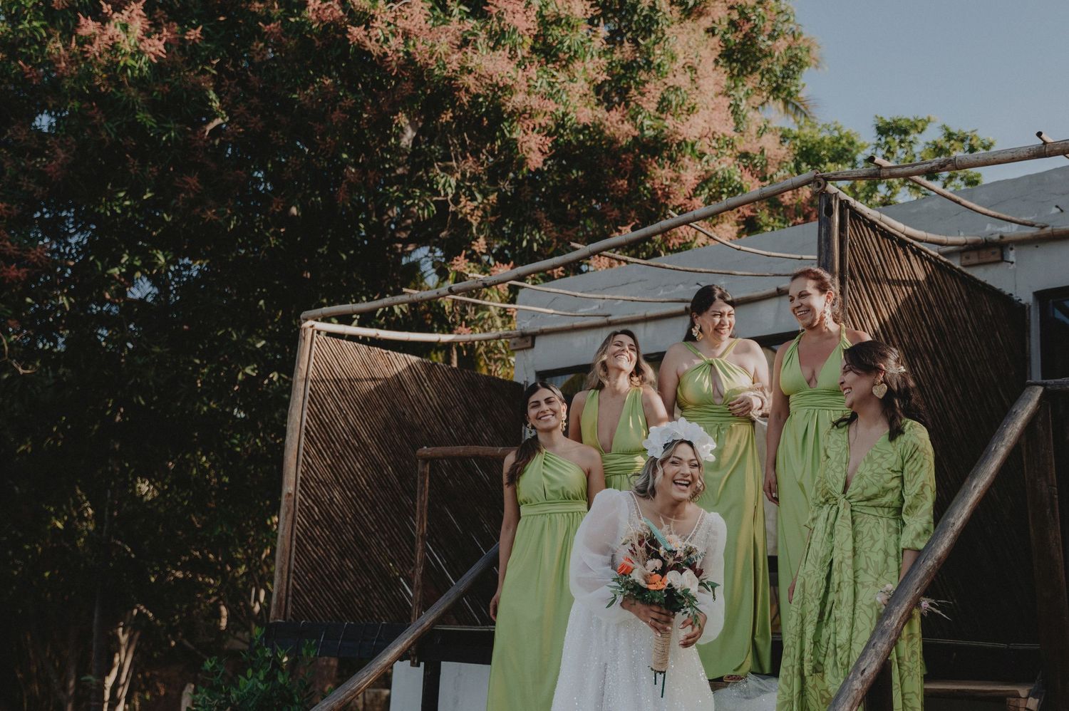 novia y sus damas en un gran momento