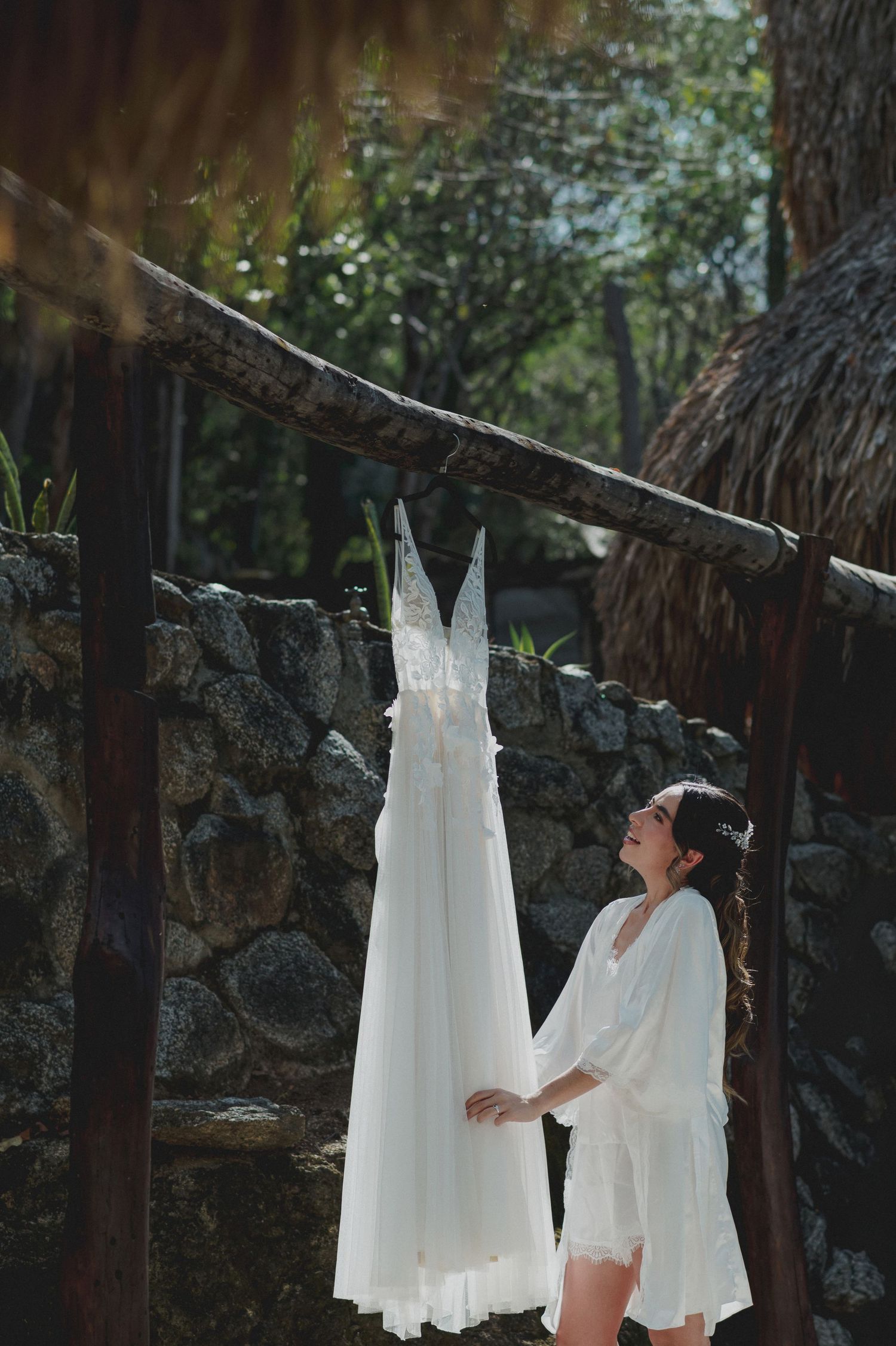 novia revisa detalles del vestido