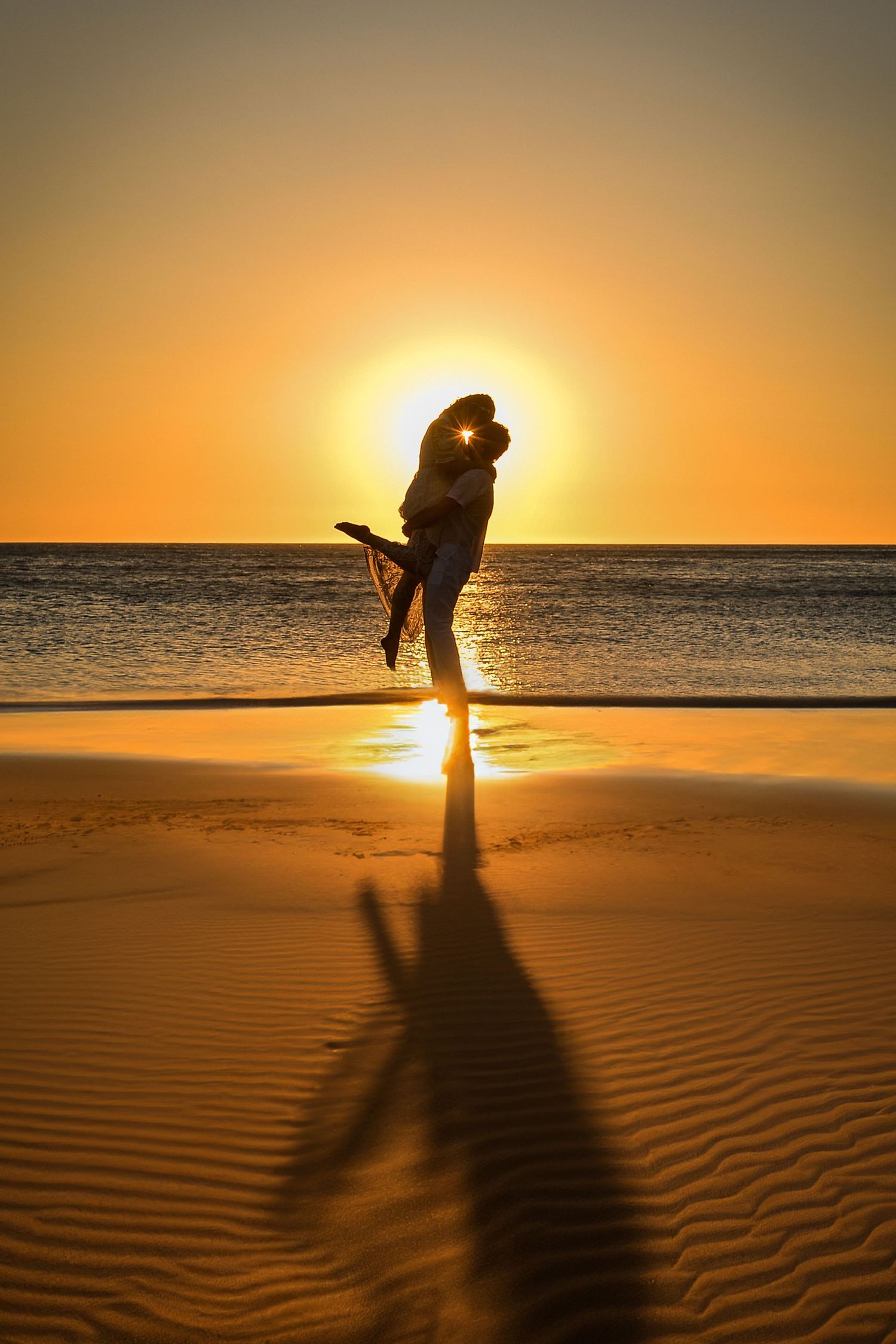 puesta de sol con pareja abrazandose