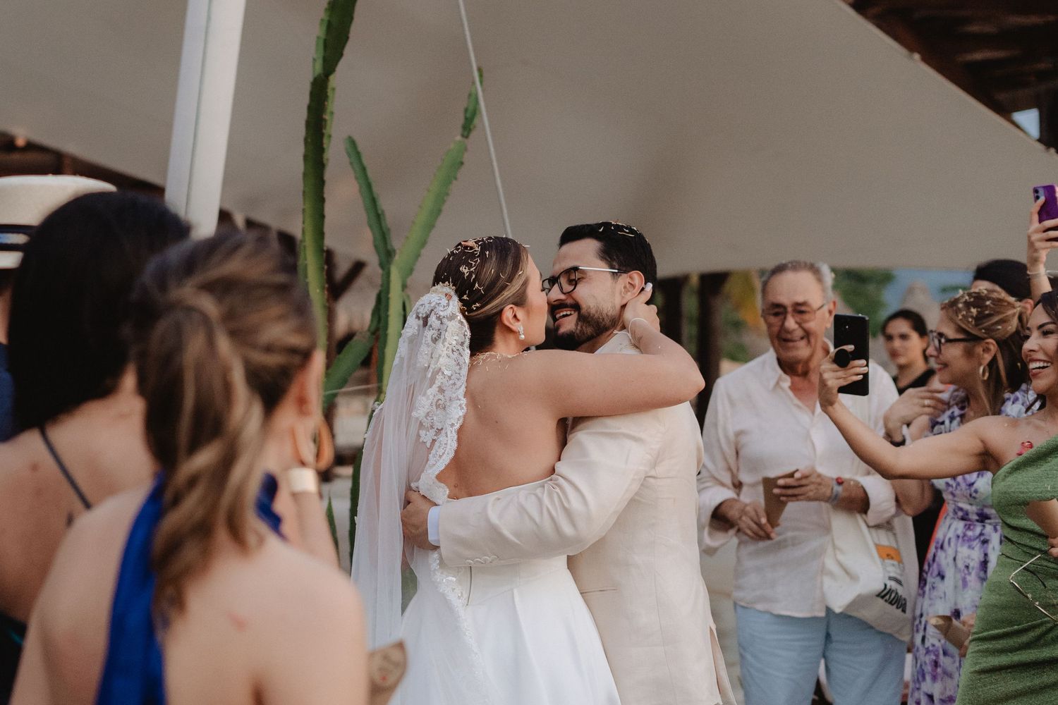 salida y beso de pareja en santa marta
