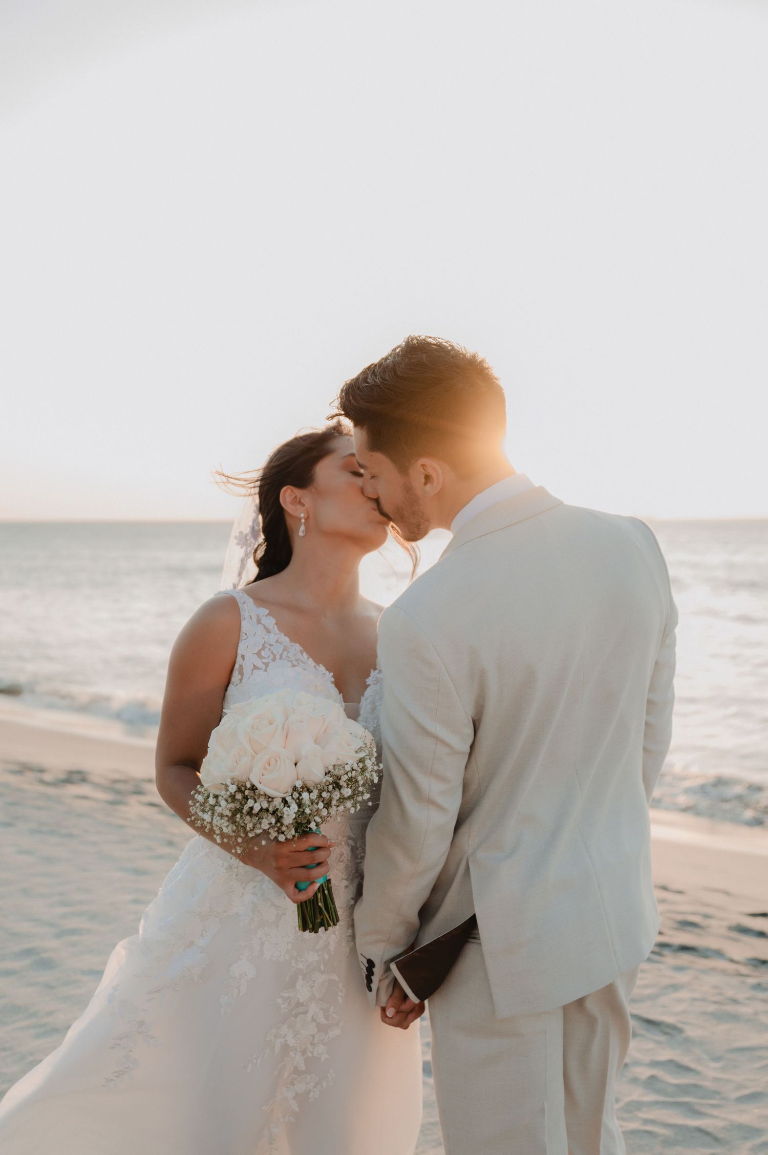 pareja se da un beso en atardecer