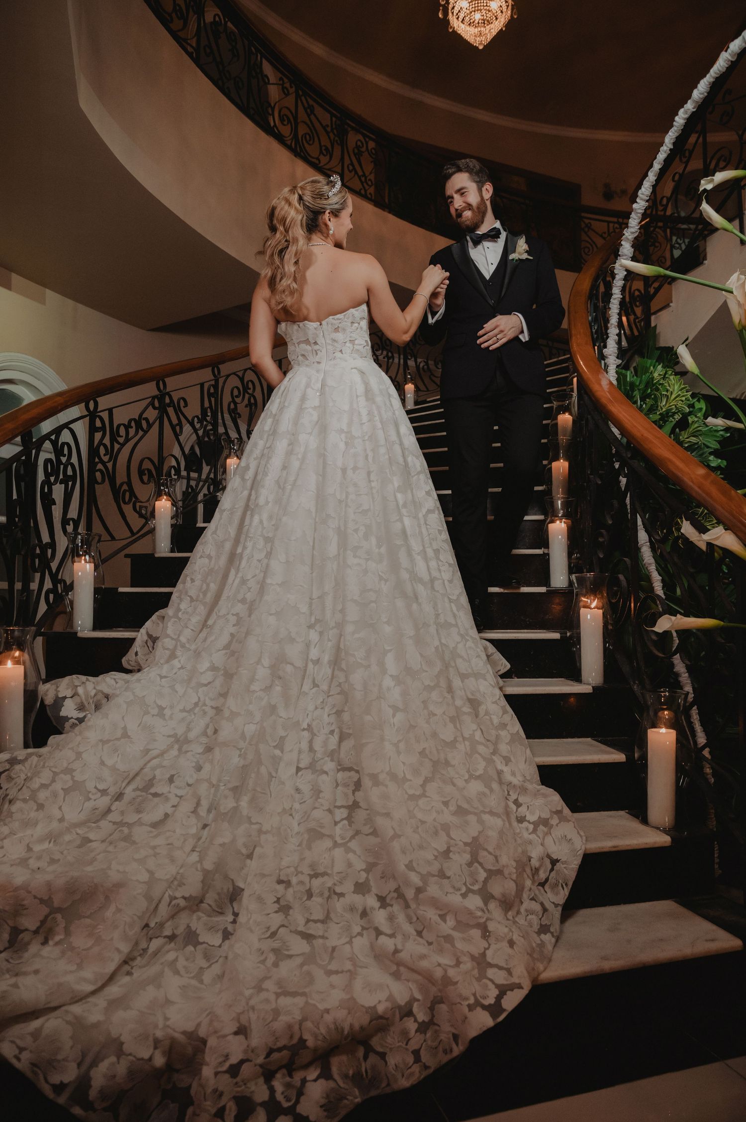 pareja sube escaleras en club santa marta