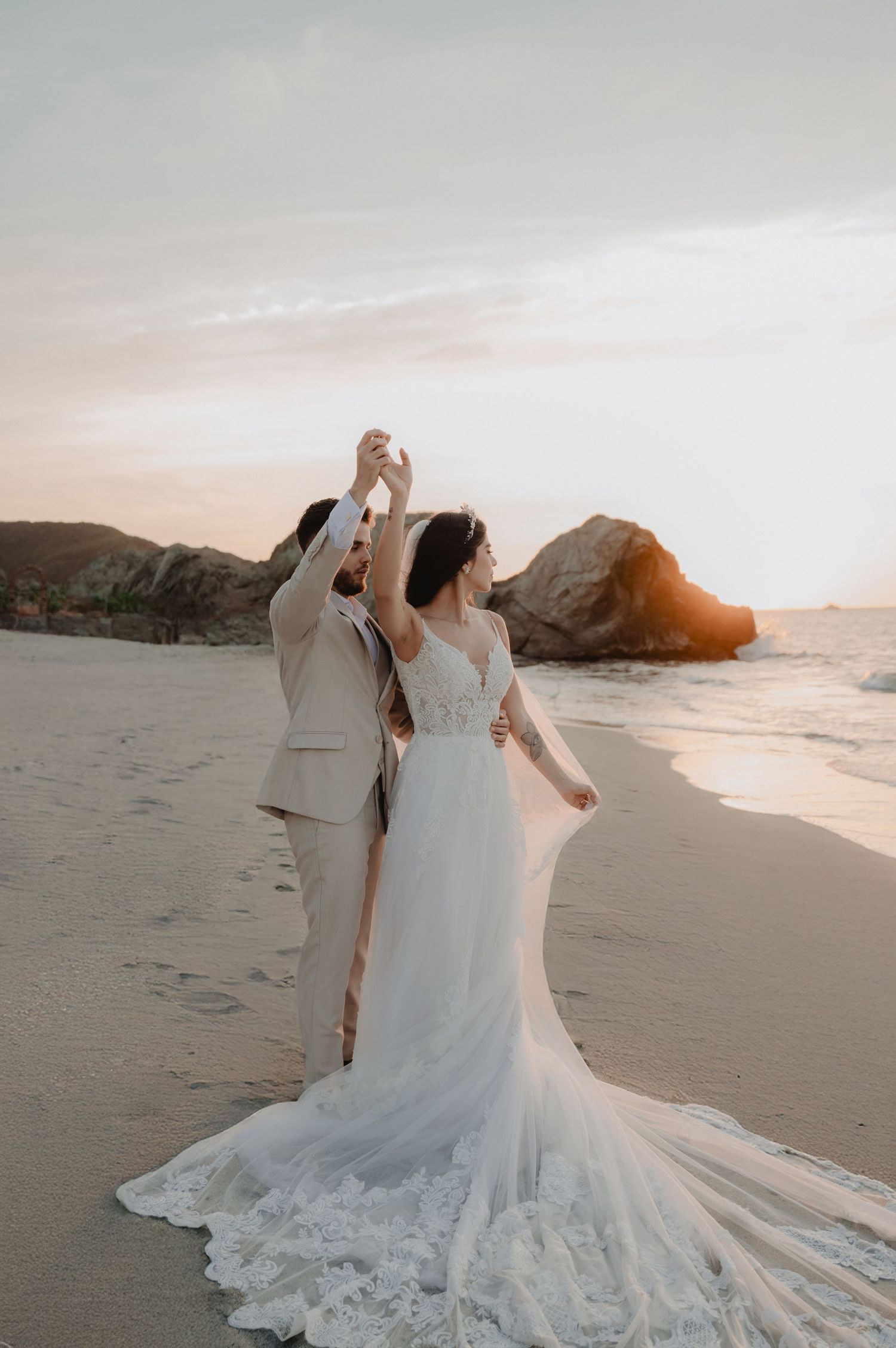 foto de pareja en el mar de santa marta con atardecer
