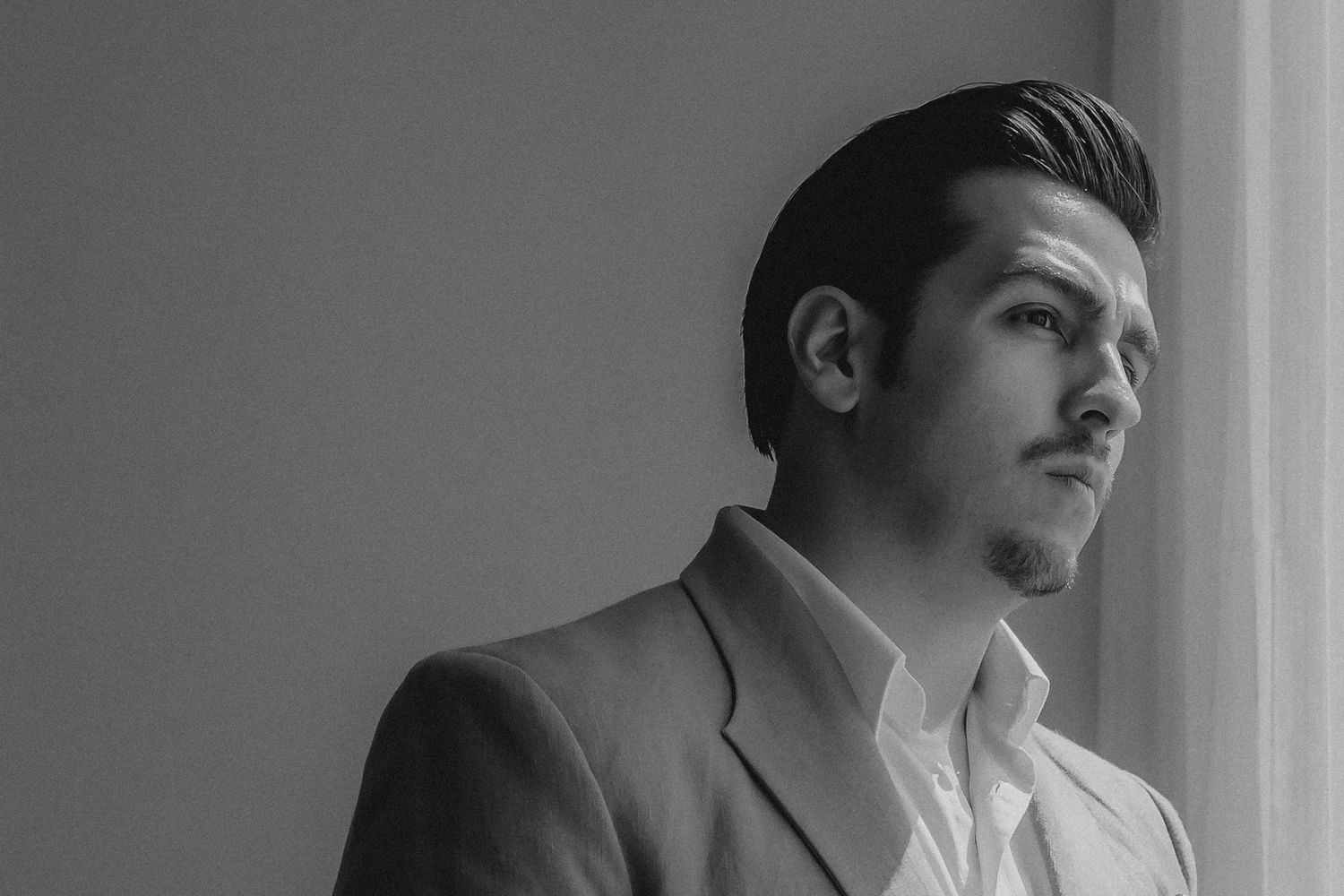 novio con mirada pensante previo a boda