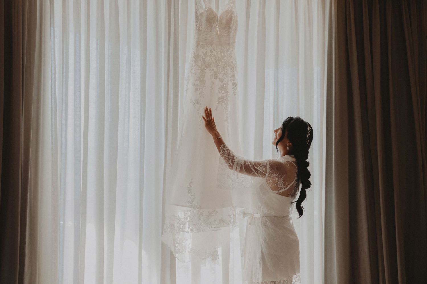 novia revisa su vestido en santa marta colombia