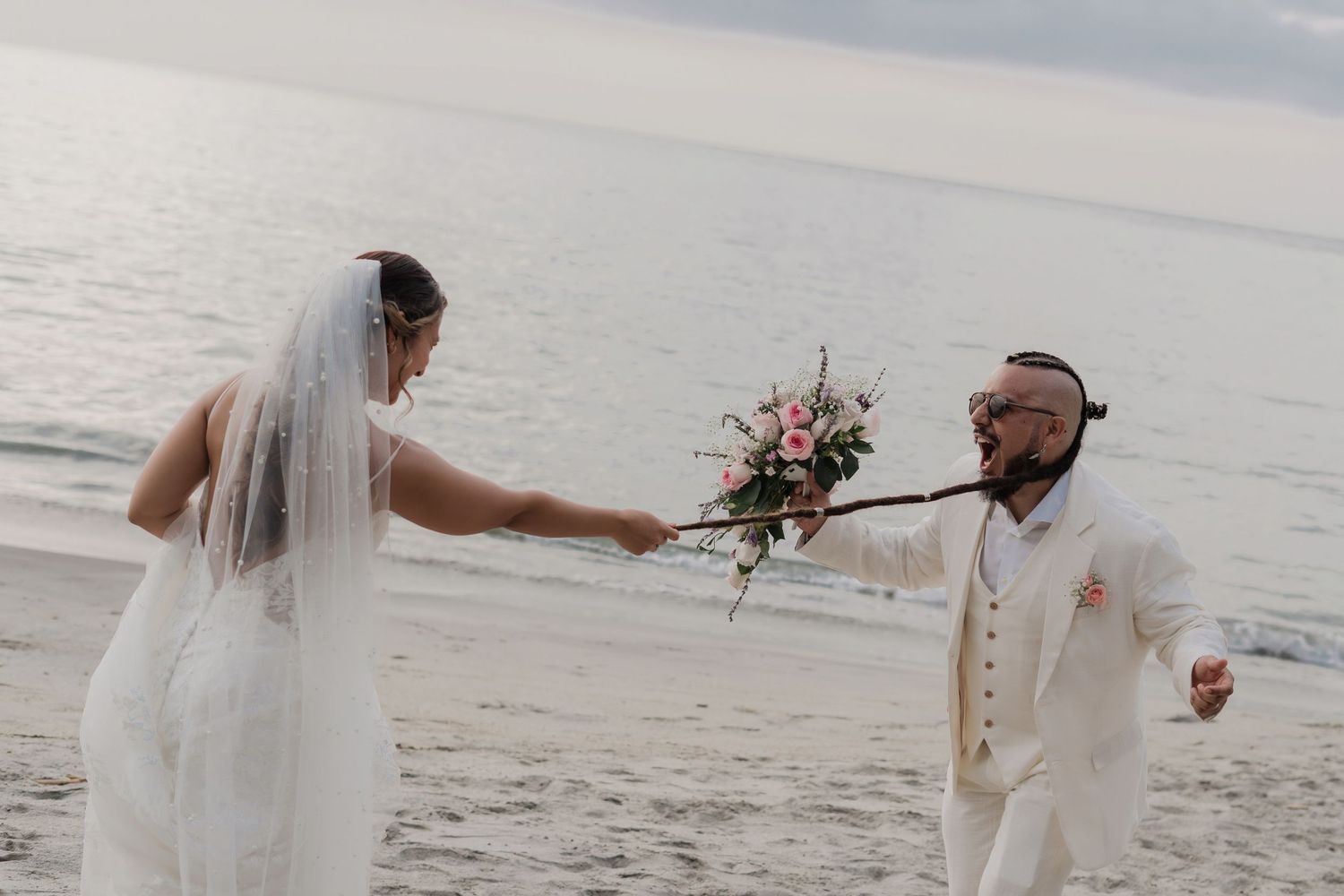 pareja divirtiendose en su sesion en santa marta colombia