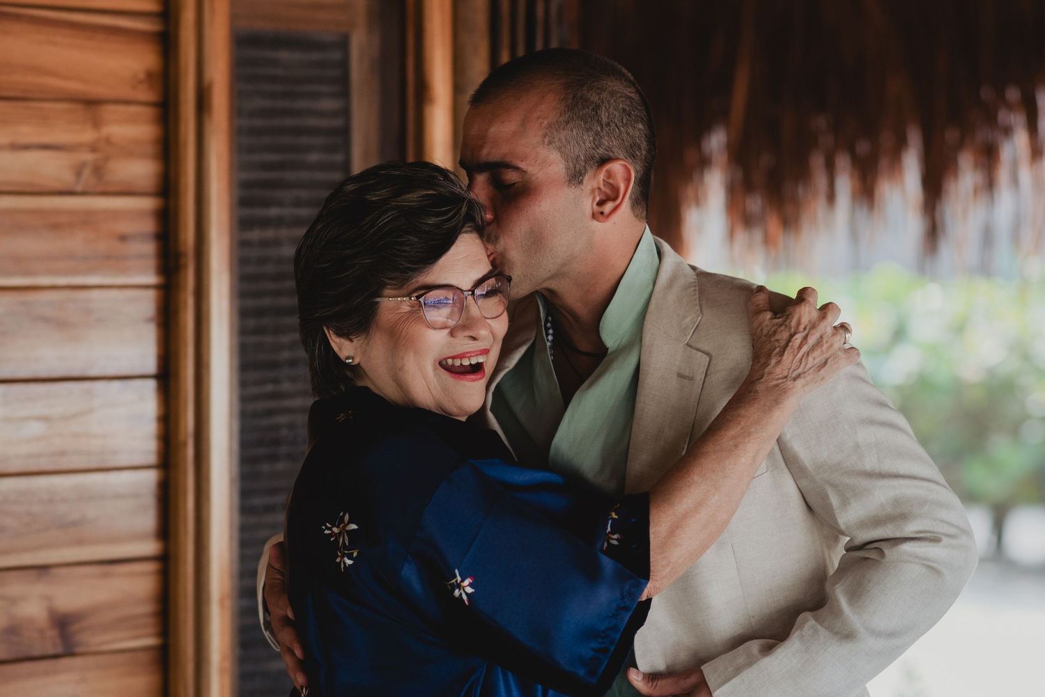 madre e hijo en momento de conexion previo a la ceremonia de bodas en santa marta