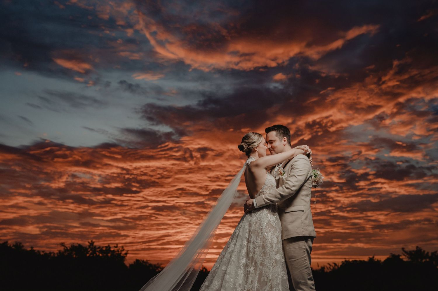 pareja y atardecer