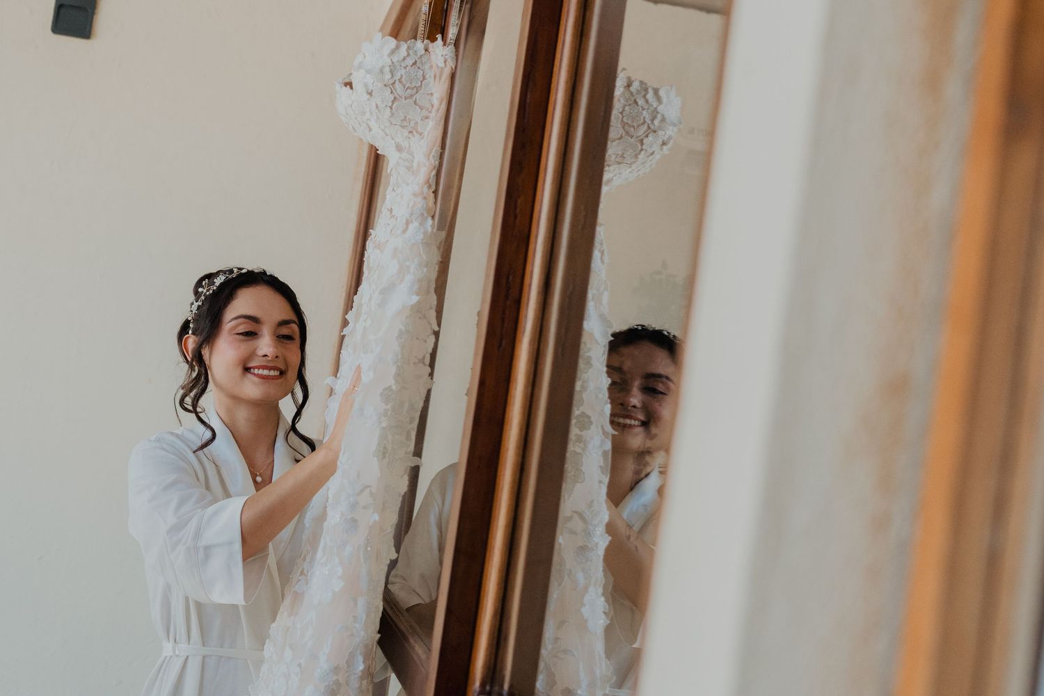 novia ve su vestido de bodas