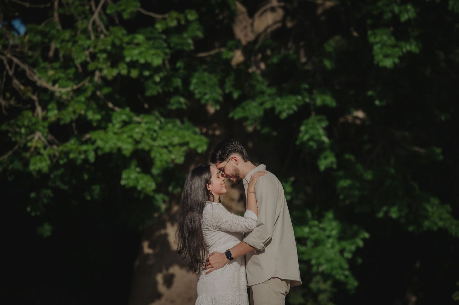 foto de pareja en santa marta con textura de arboles