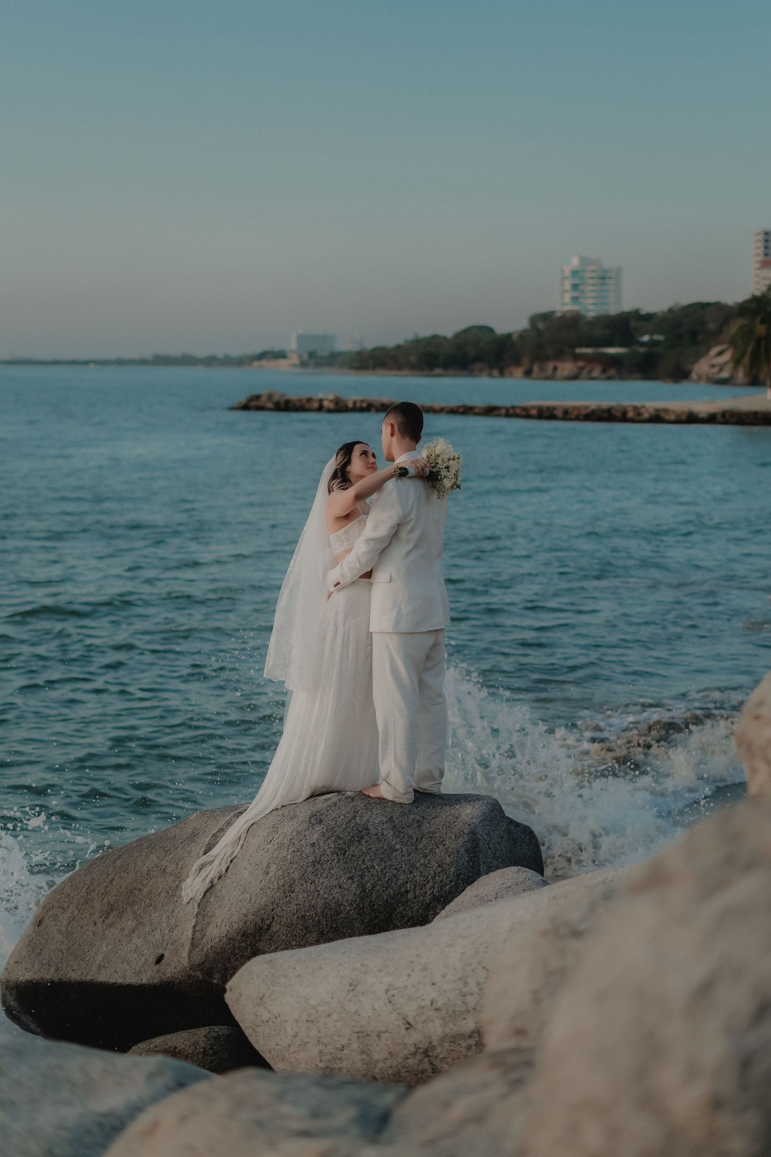 pareja en la playa en santa marta colombia