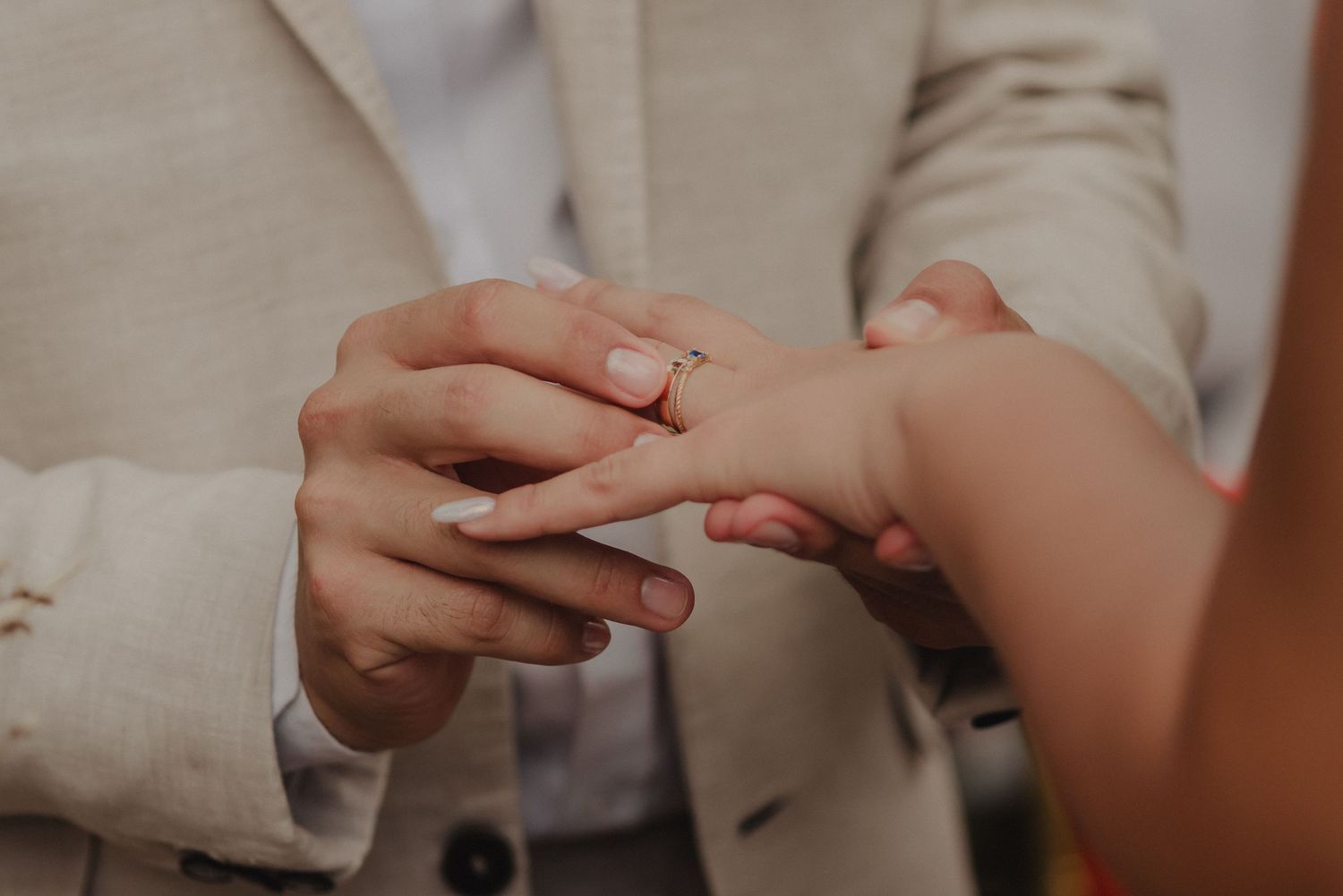 detalle de manos y anillos de bodas en santa marta colombia