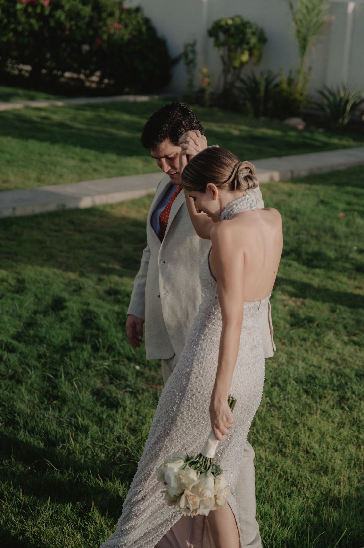 pareja elegante de la mano en casa santa marta