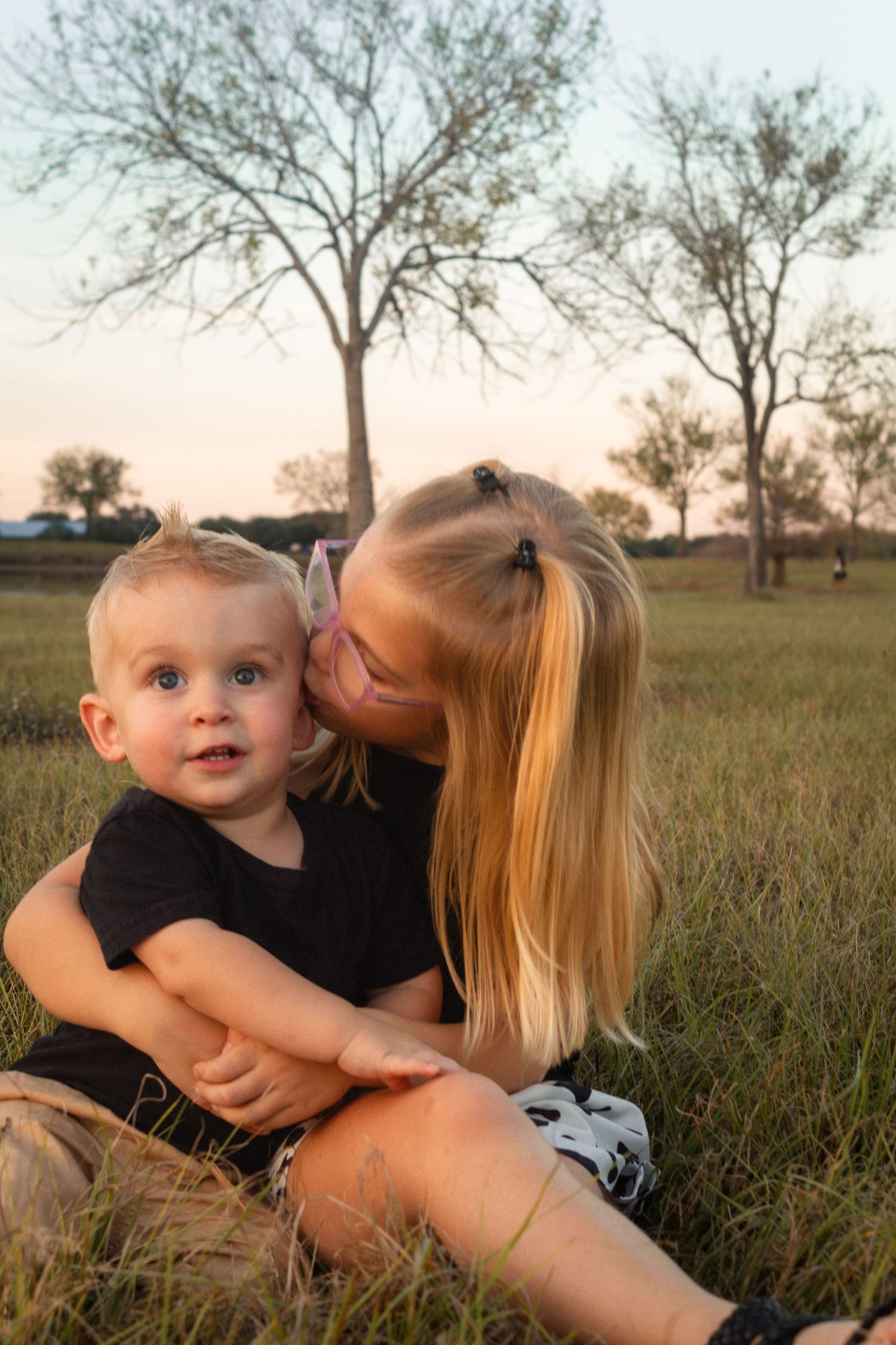 siblings share a kiss