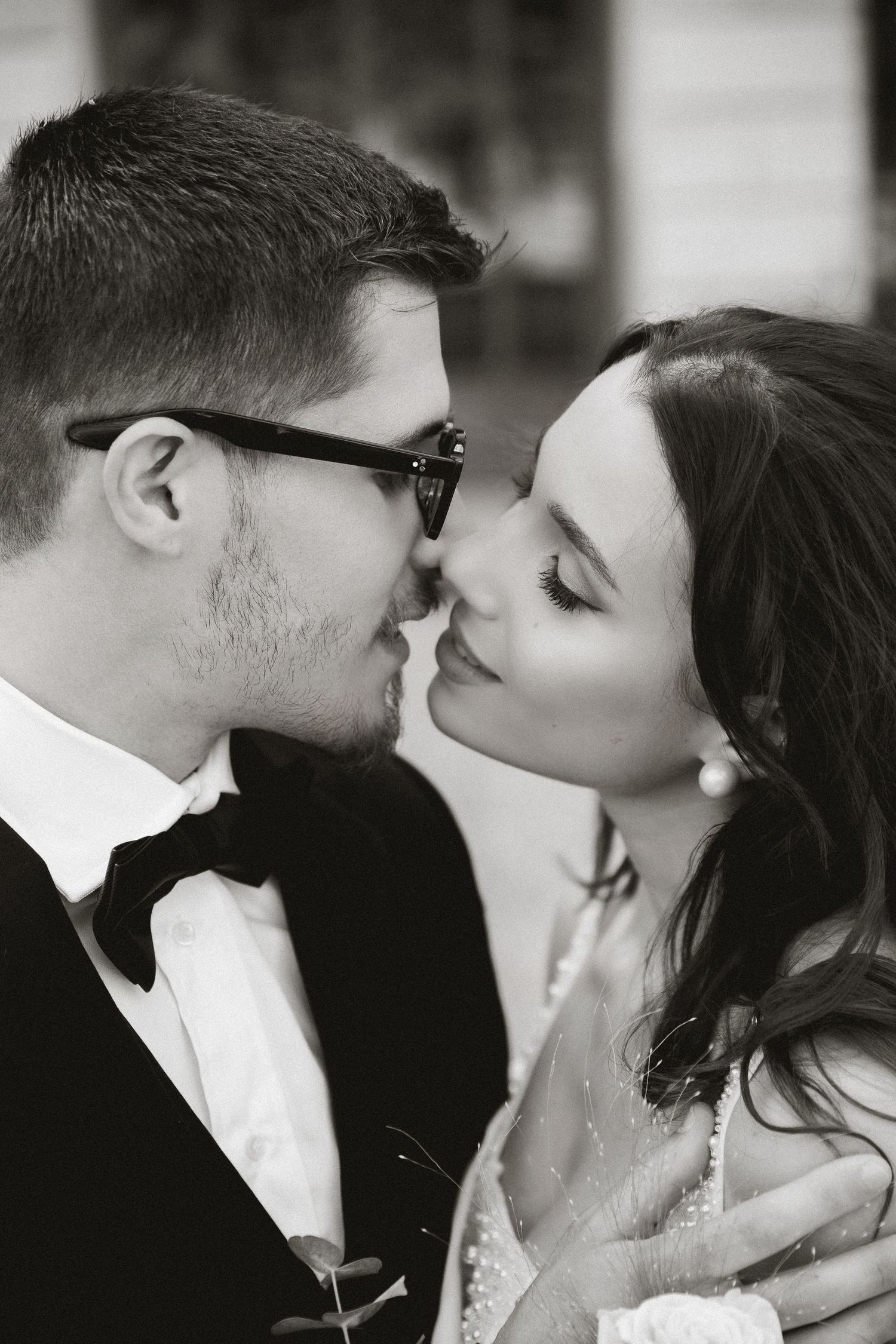 black and white wedding couple Italy kiss