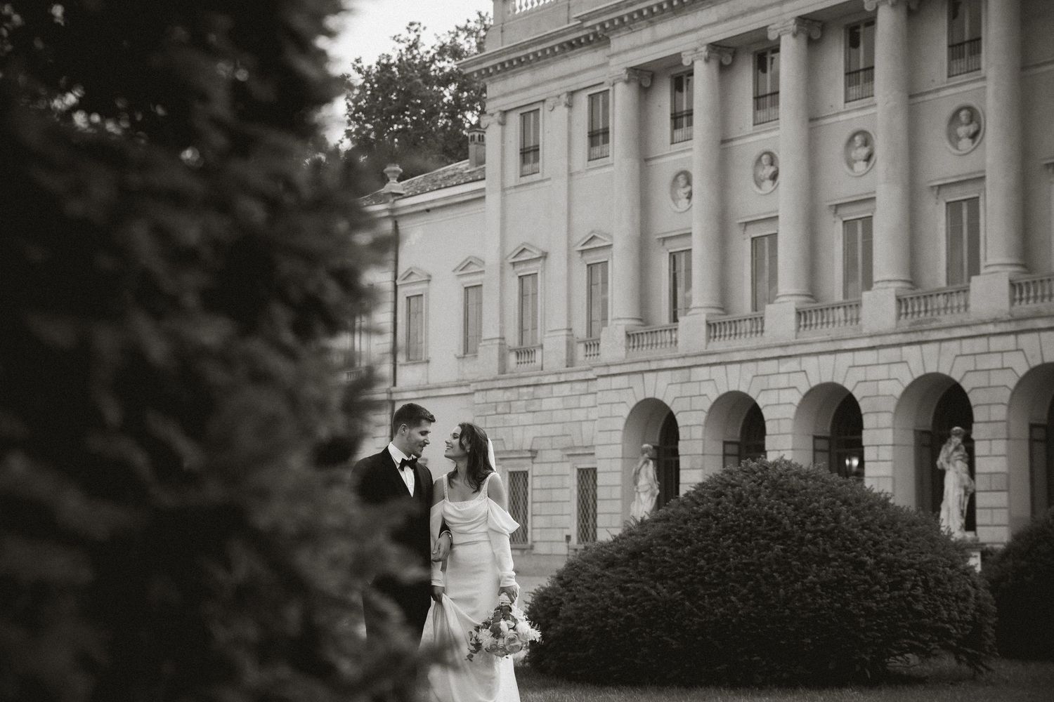black and white wedding couple kissing Portugal wedding photographer