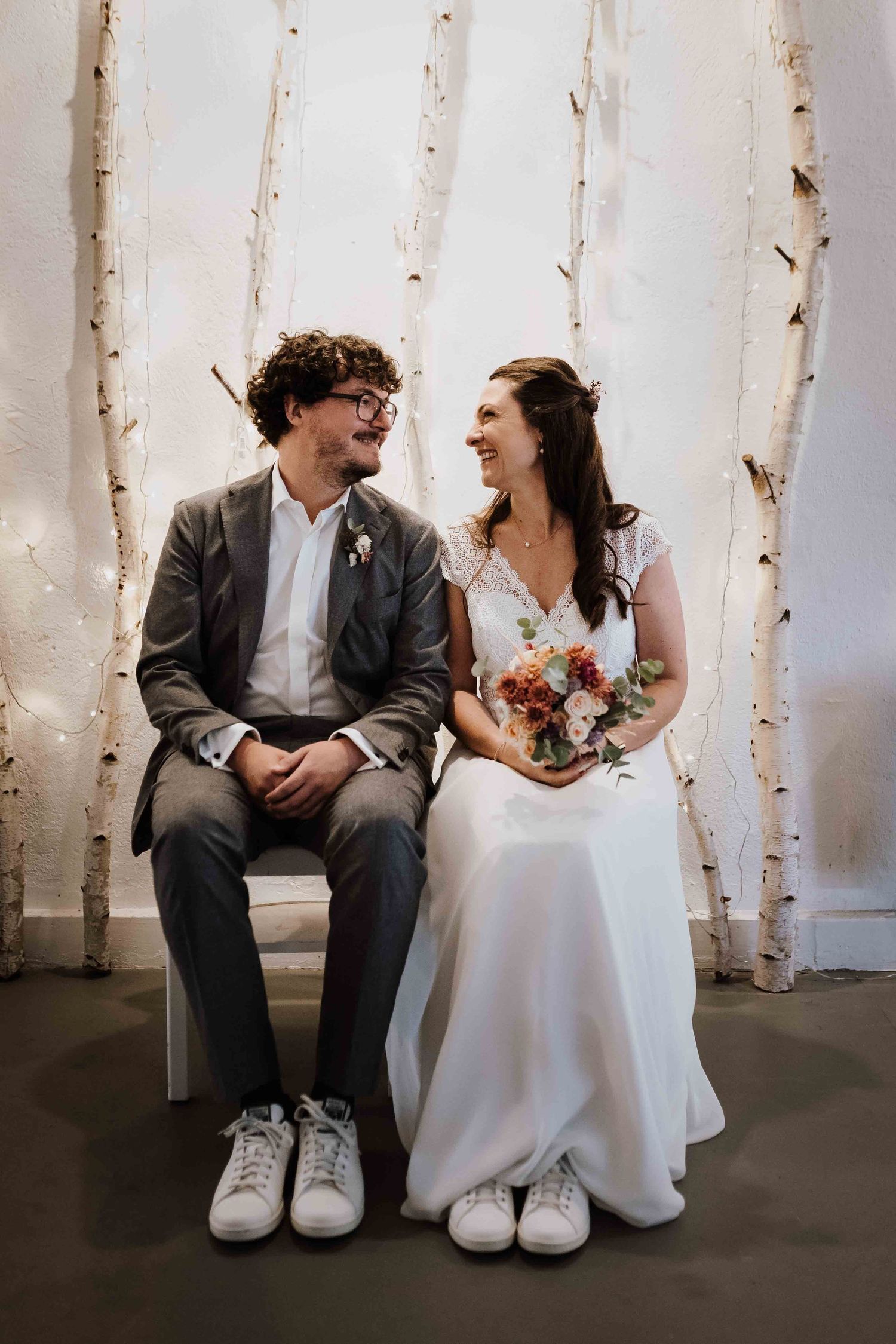 emotionale und romantische Hochzeit in der Remise Stuttgart, Brautpaar schaut sich an