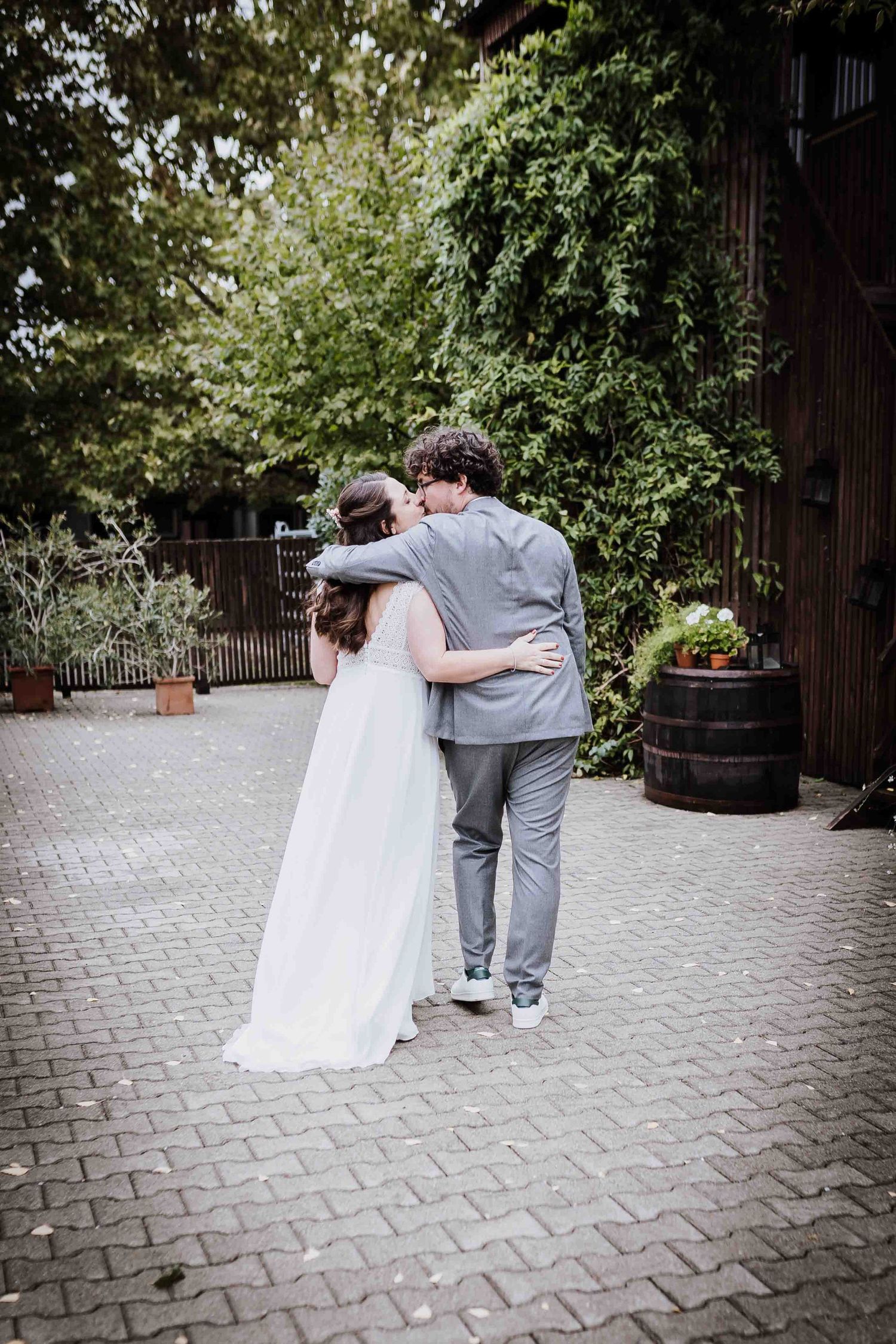 Brautpaar schaut sich verliebt an, emotionale und romantische Hochzeit in der Remise Stuttgart