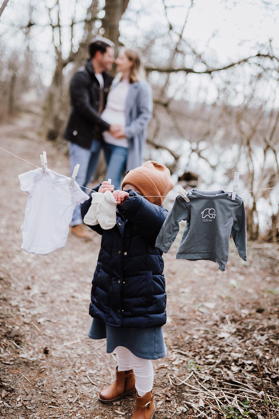 Familienshooting Denkendorf draussen mit lachendend Kindern und toben