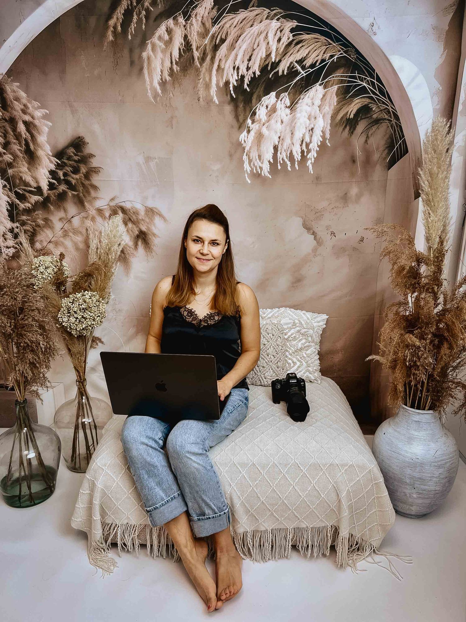 Fotografin auf dem Sofa mit Boho Hintergrund im Fotostudio Denkendorf für Newbornfotos, Babybauchfotos und Familienfotos