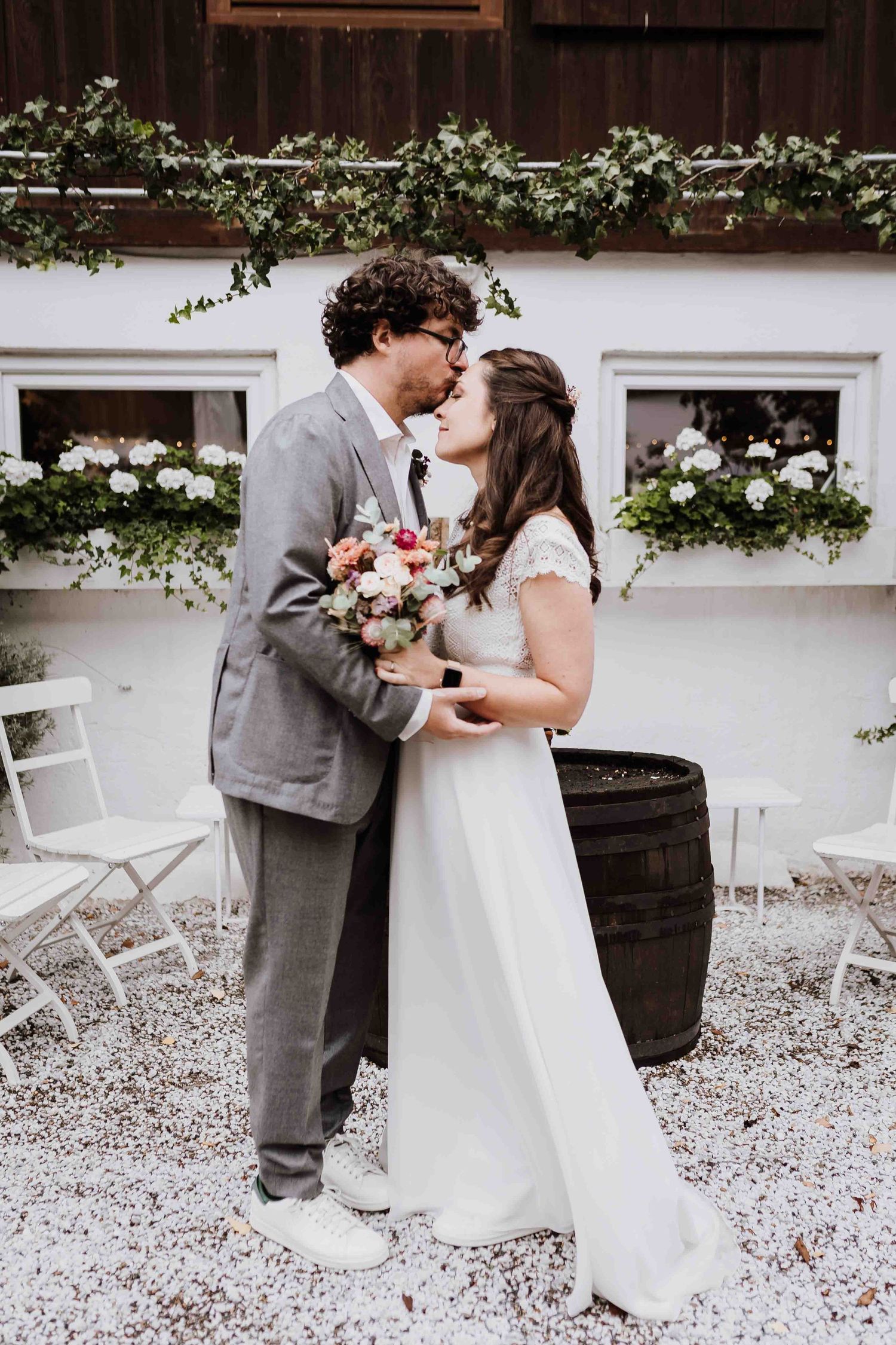 Brautpaar schaut sich verliebt an, emotionale und romantische Hochzeit in der Remise Stuttgart