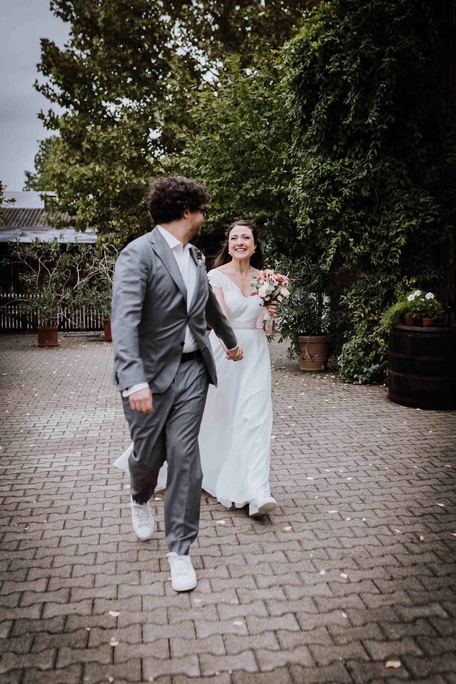 Brautpaar schaut sich verliebt an, emotionale und romantische Hochzeit in der Remise Stuttgart