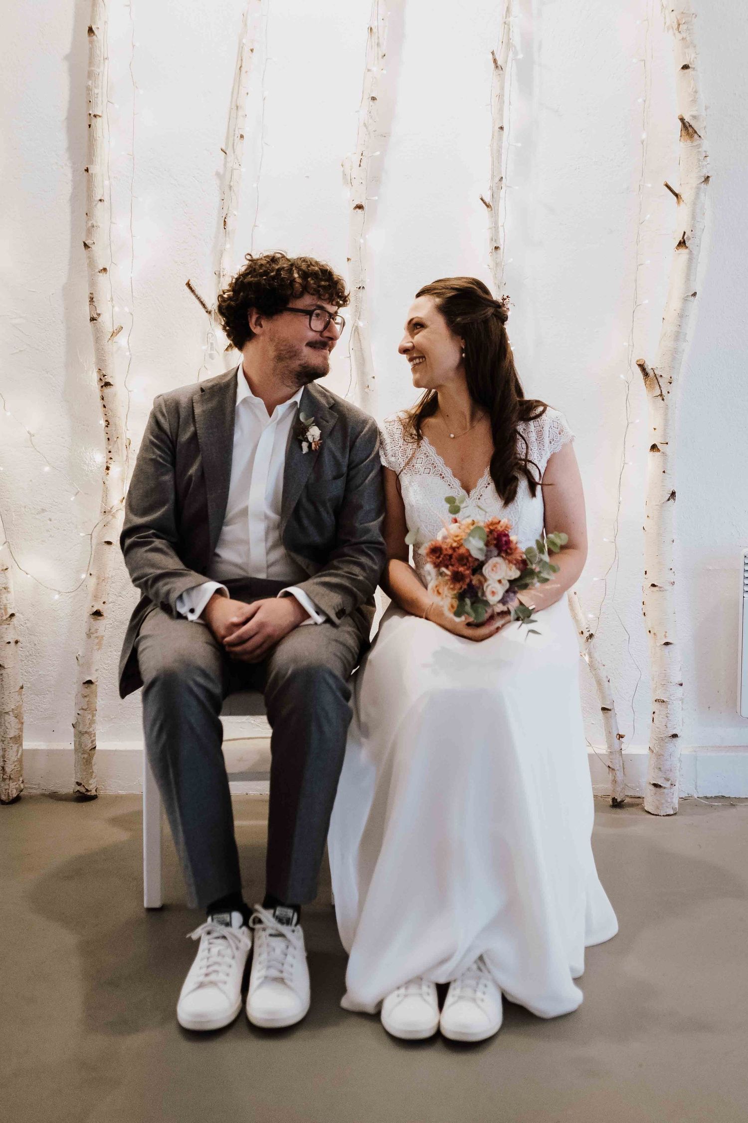 emotionale und romantische Hochzeit in der Remise Stuttgart,Brautpaar schaut sich an