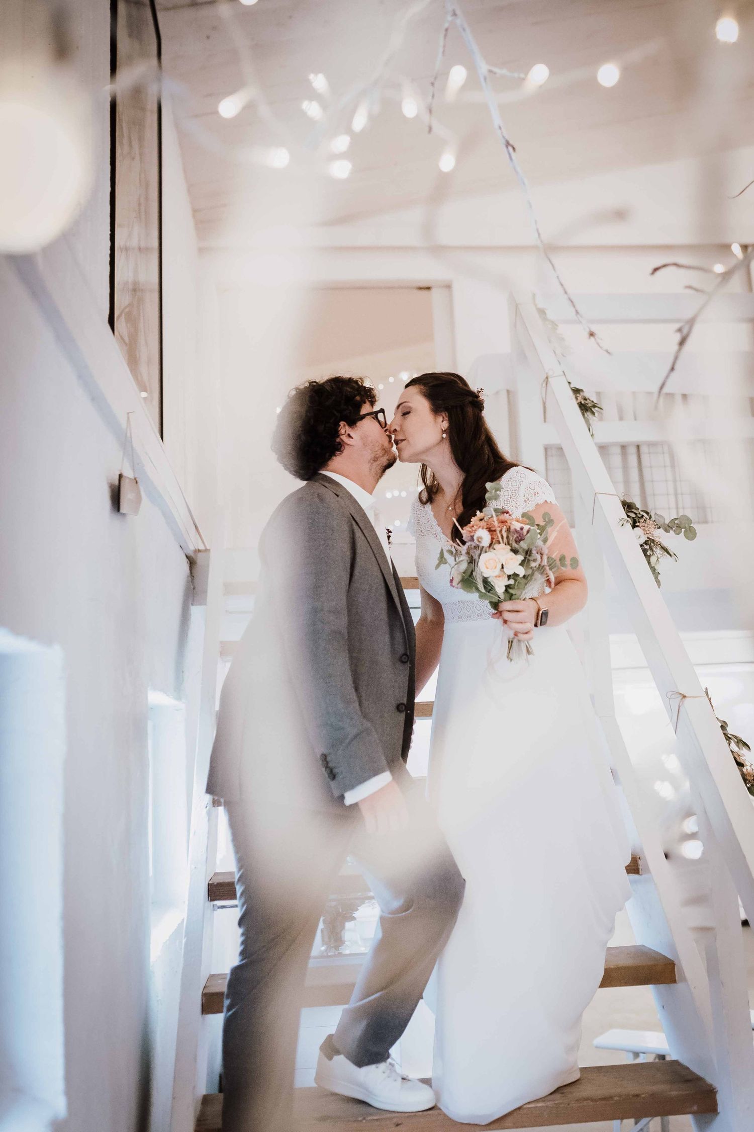 Brautpaar schaut sich verliebt an, emotionale und romantische Hochzeit in der Remise Stuttgart