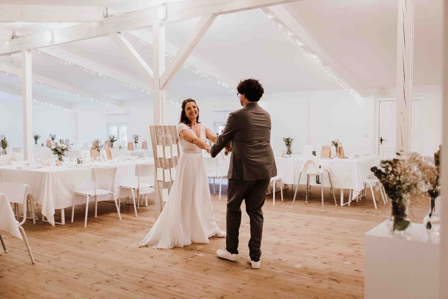 Brautpaar tanzt an emotionaler und romantischer Hochzeit in der Remise Stuttgart