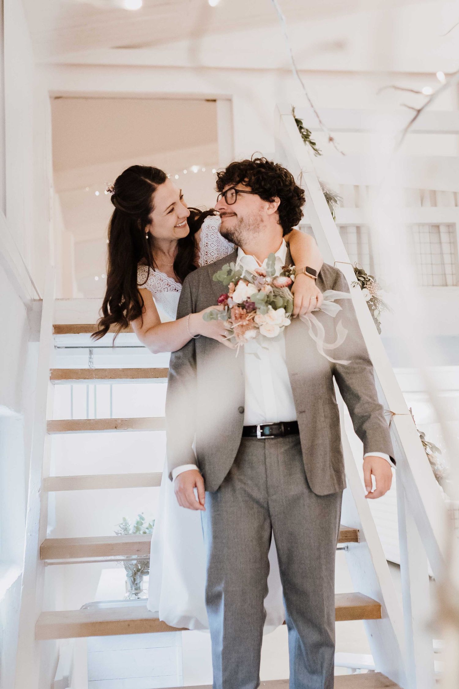 Brautpaar umarmt sich, emotionale und romantische Hochzeit in der Remise Stuttgart