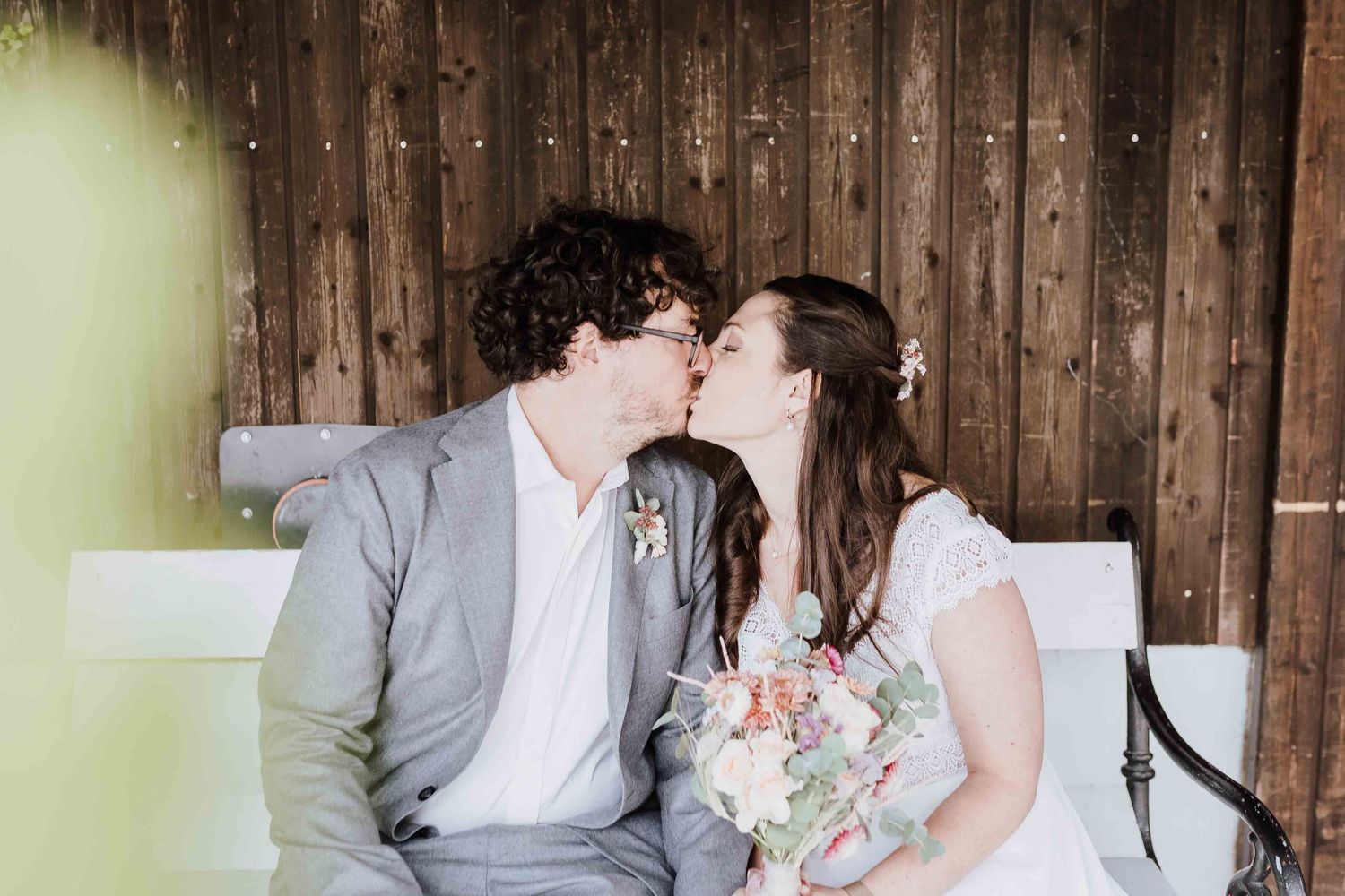 emotionale und romantische Hochzeit in der Remise Stuttgart Brautpaar küsst sich