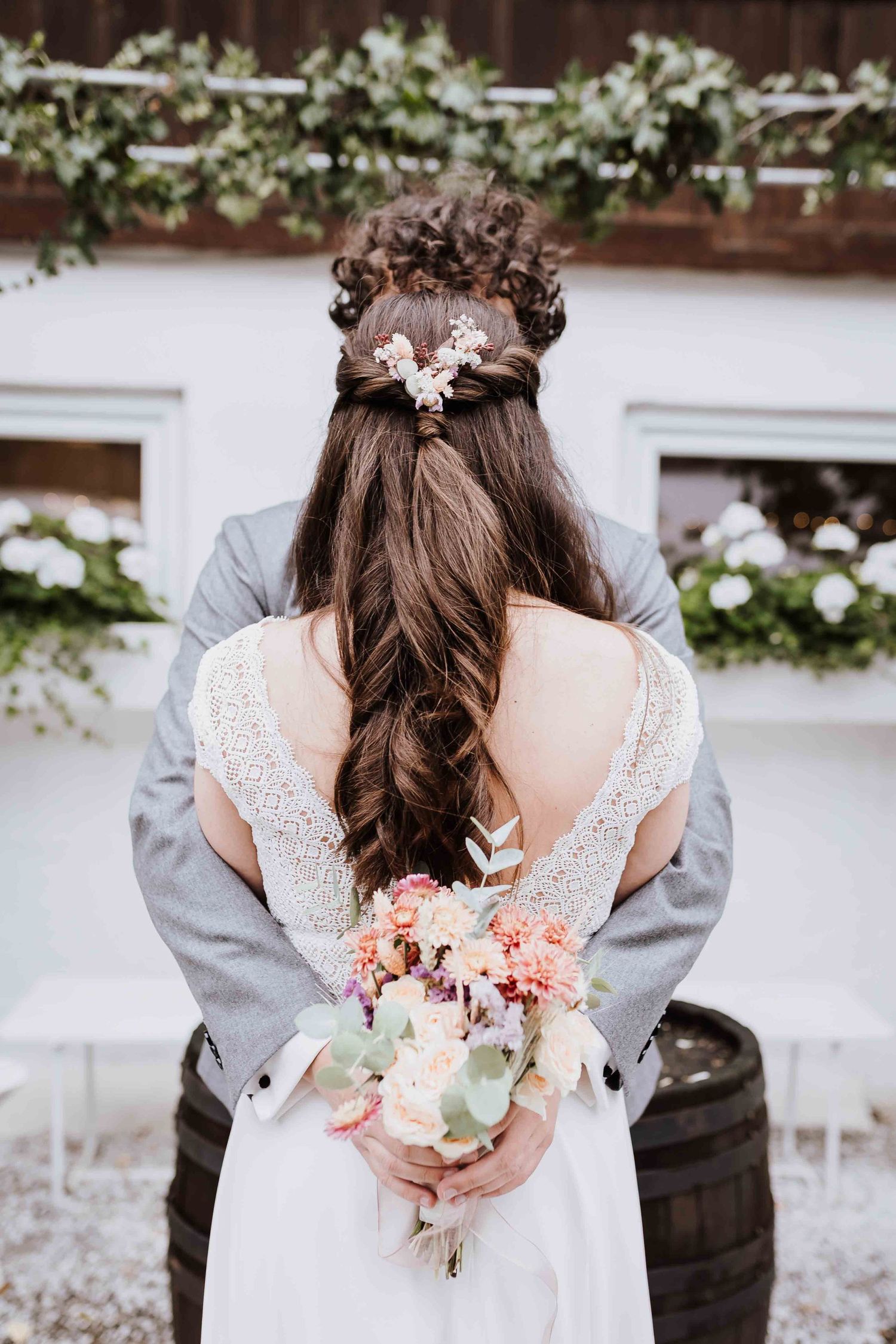 Brautpaar schaut sich verliebt an, emotionale und romantische Hochzeit in der Remise Stuttgart