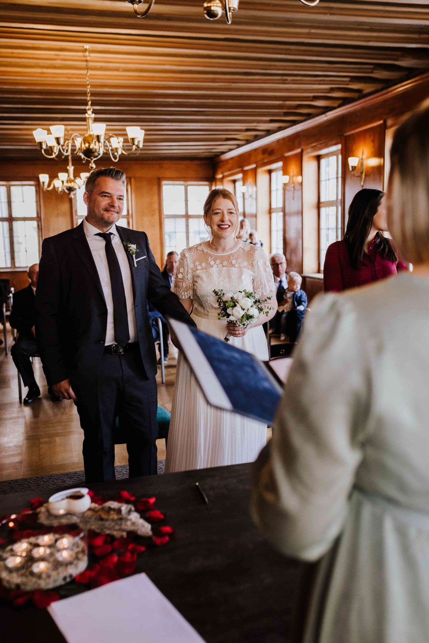 Standesamtliche Hochzeit im alten Rathaus in Esslingen, Brautpaar  wird getraut