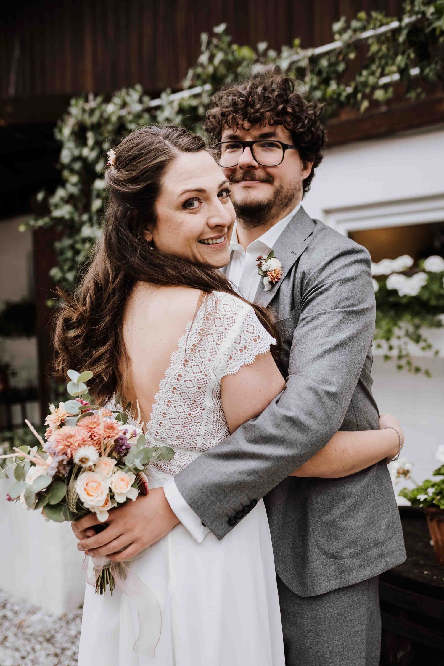 Brautpaar schaut sich verliebt an, emotionale und romantische Hochzeit in der Remise Stuttgart