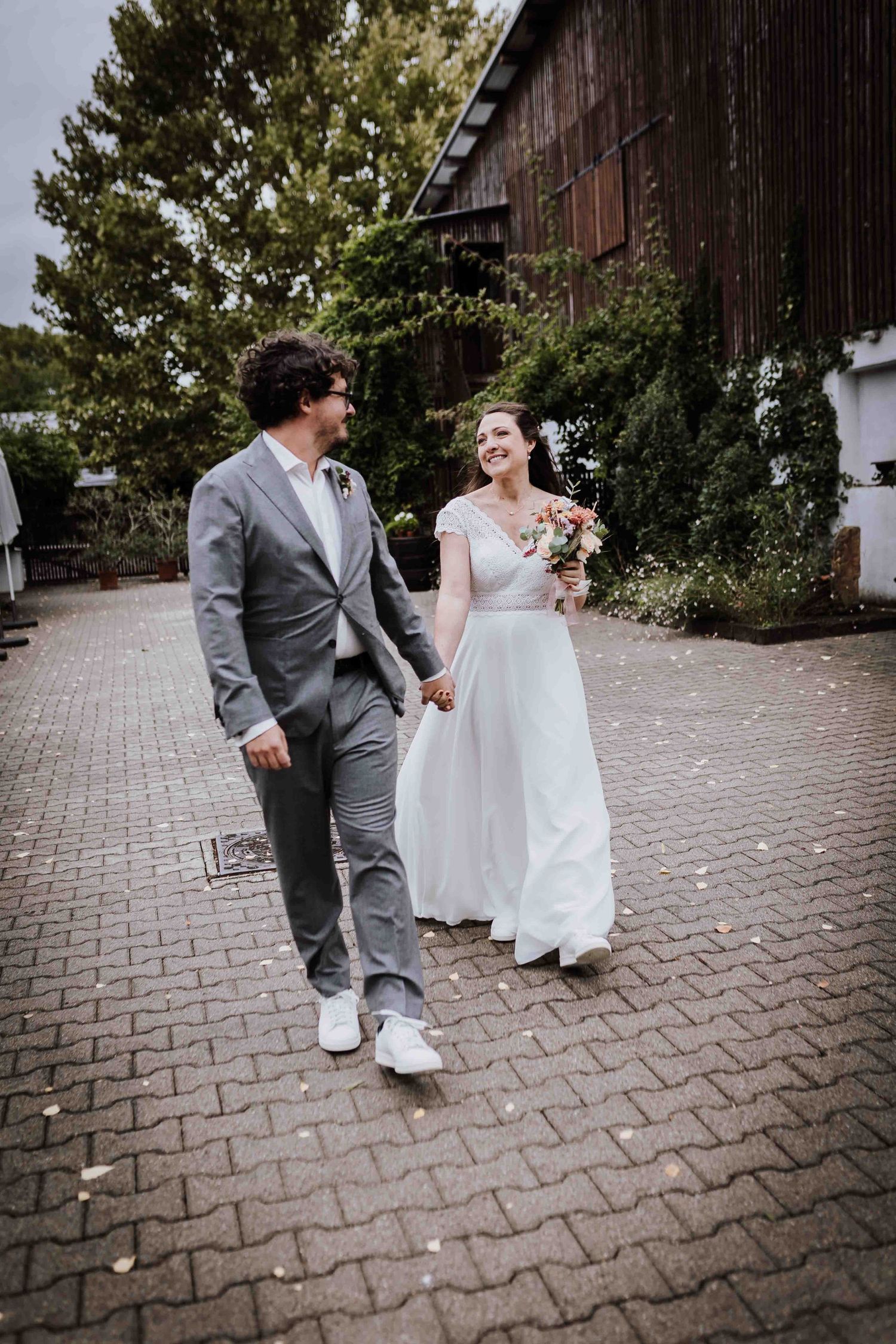 Brautpaar schaut sich verliebt an, emotionale und romantische Hochzeit in der Remise Stuttgart