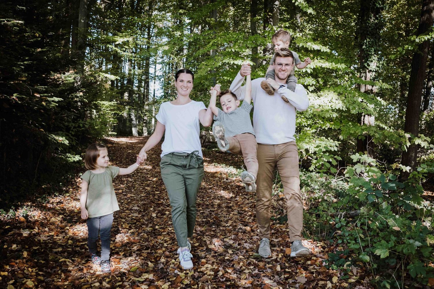 Familienshooting Denkendorf draussen mit lachendend Kindern und toben