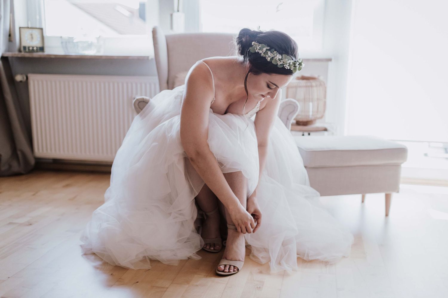 Braut zieht ihre Schuhe an beim getting ready in Esslingen