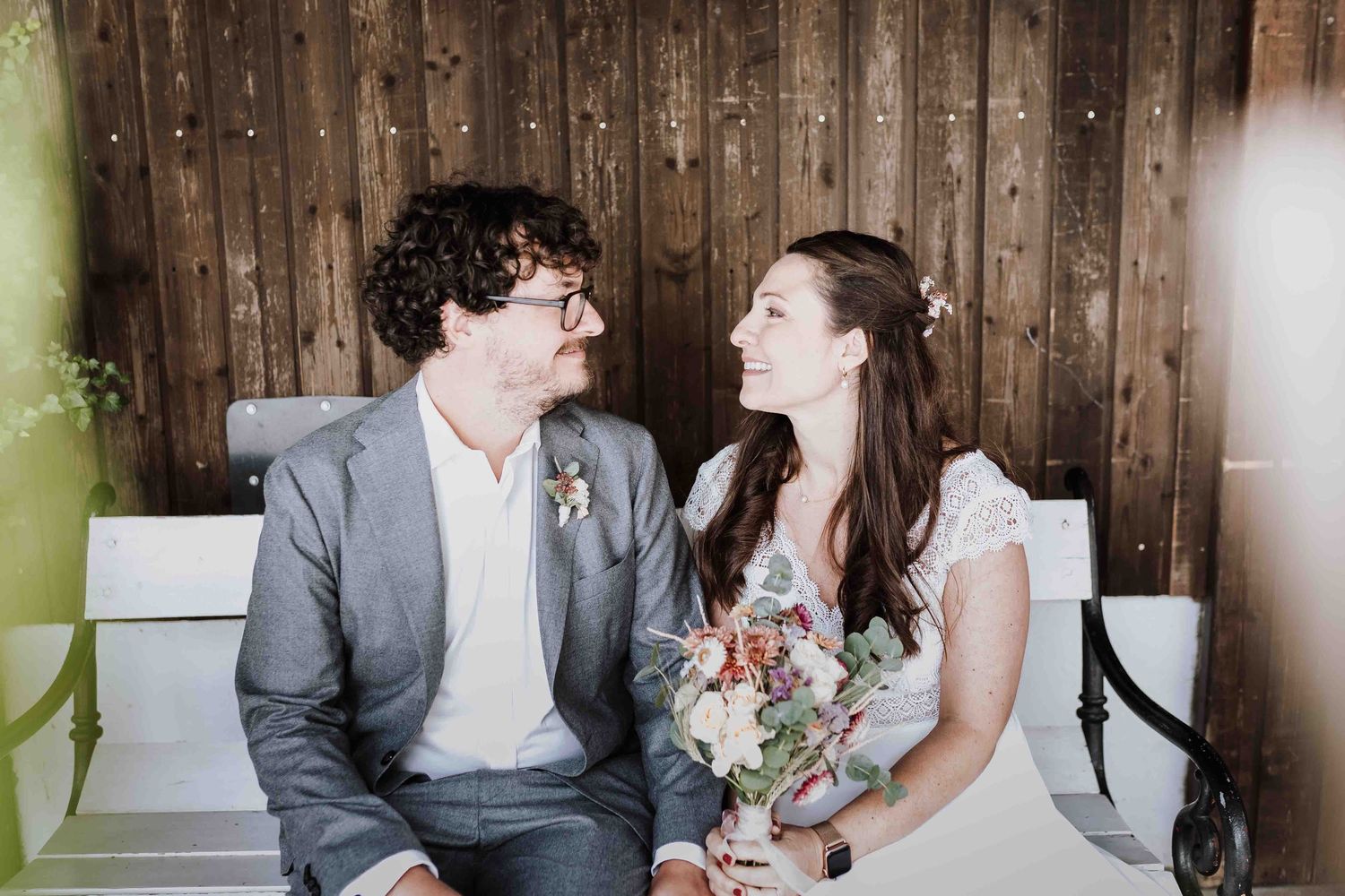 emotionale und romantische Hochzeit in der Remise Stuttgart Brautpaar schaut sich an