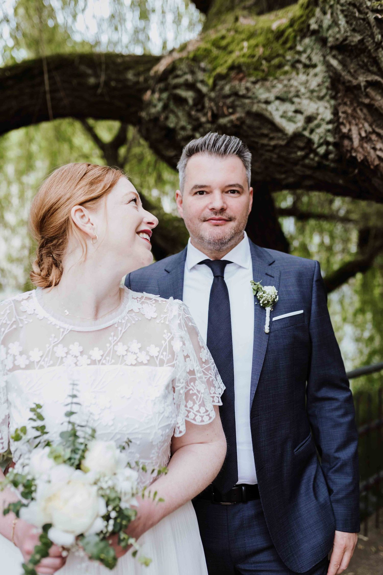 Standesamtliche Hochzeit im alten Rathaus in Esslingen, Braut wird getraut