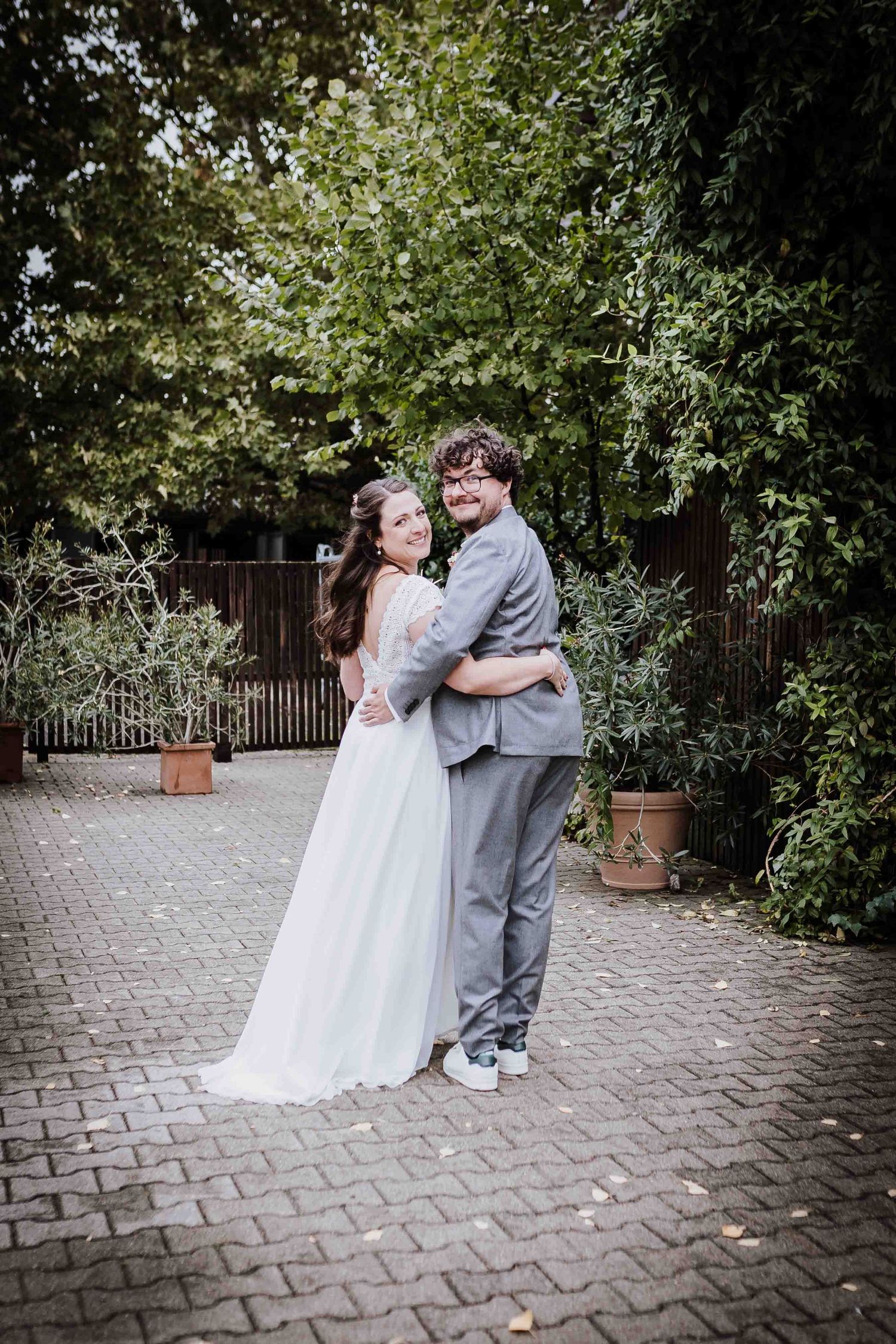Brautpaar schaut sich verliebt an, emotionale und romantische Hochzeit in der Remise Stuttgart