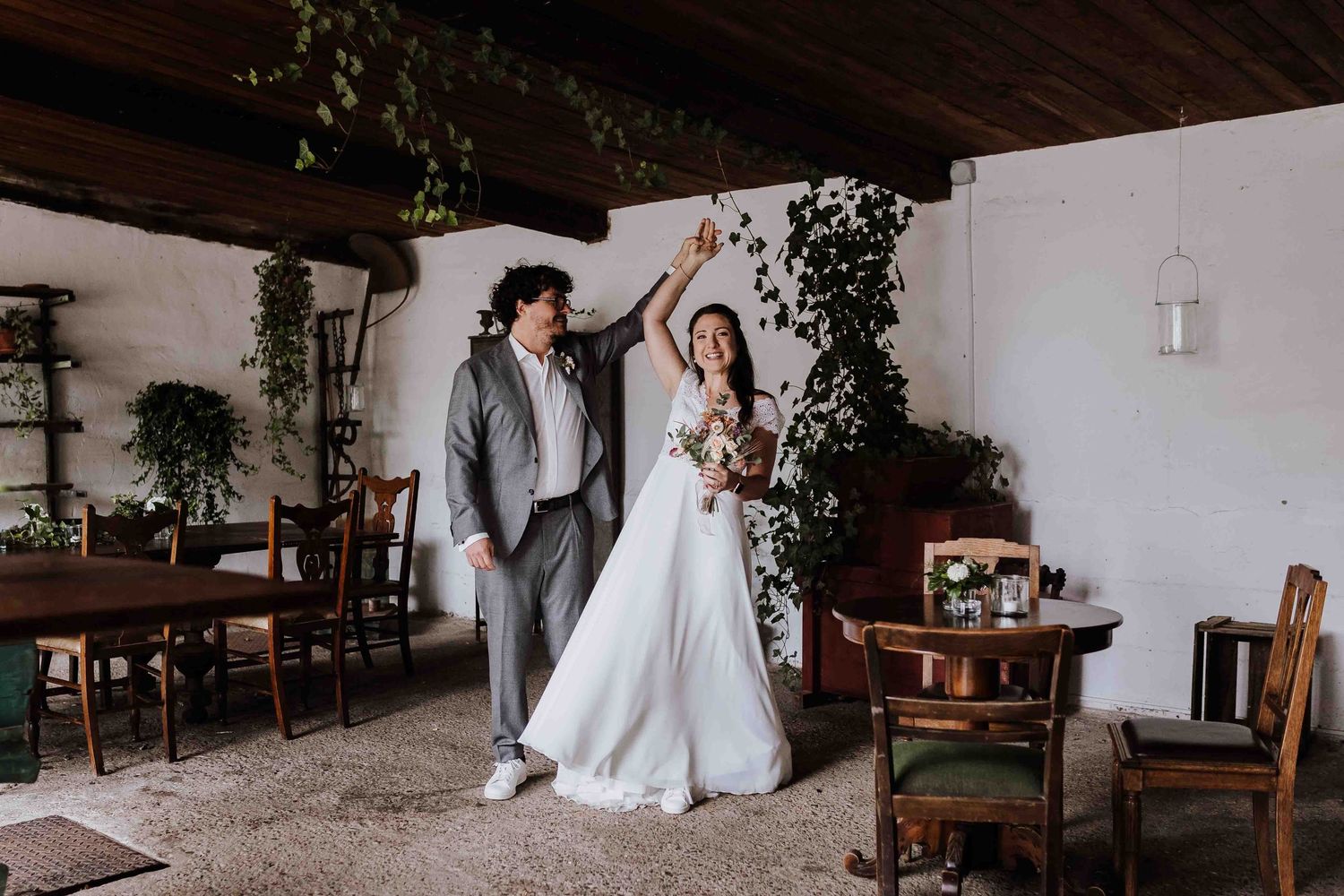 Brautpaar tanzt, emotionale und romantische Hochzeit in der Remise Stuttgart